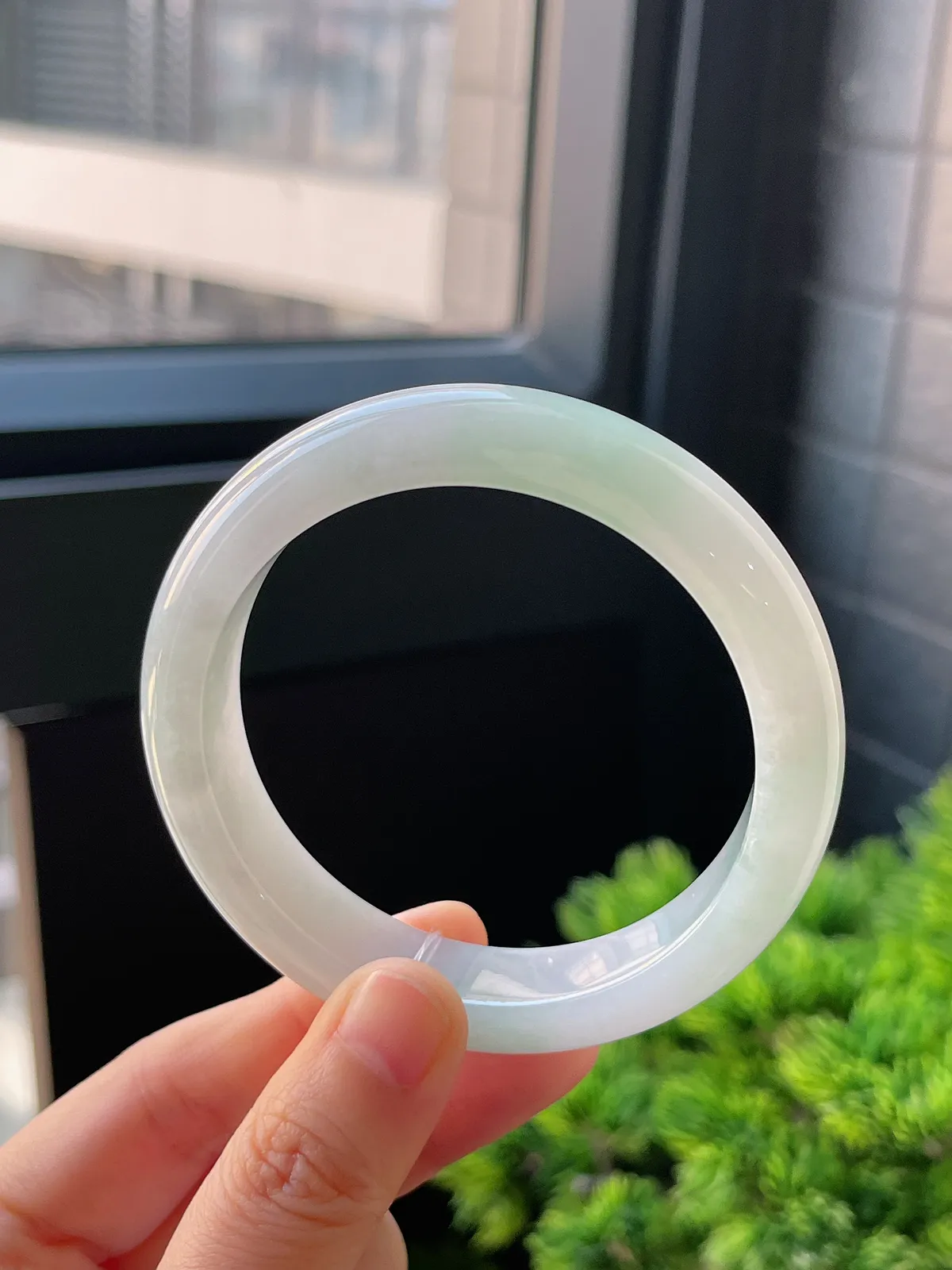 正圈56.5圈口，翡翠冰糯种浅绿色手镯