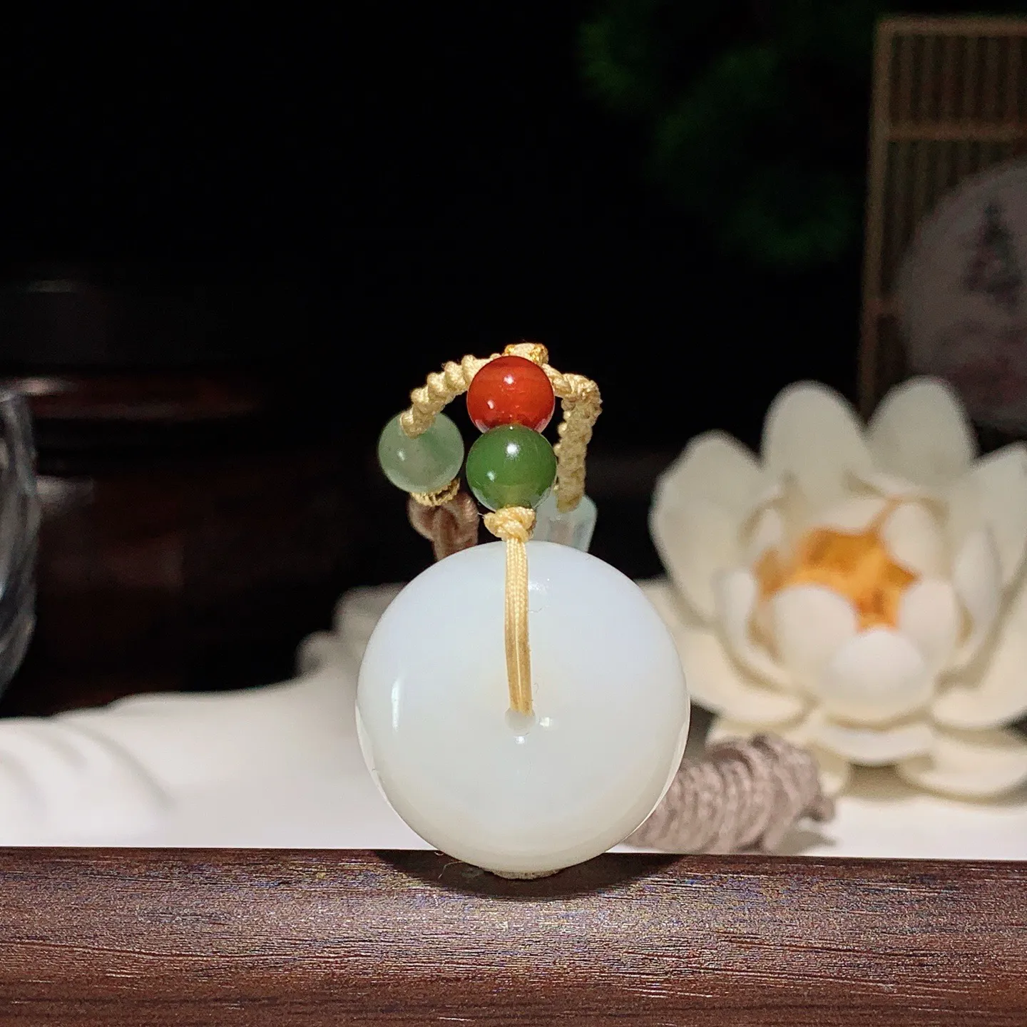 和田玉羊脂白平安扣挂件 尺寸22/11重14.5克。玉质细腻油润。手推出油。佩戴高端典雅。lt260127