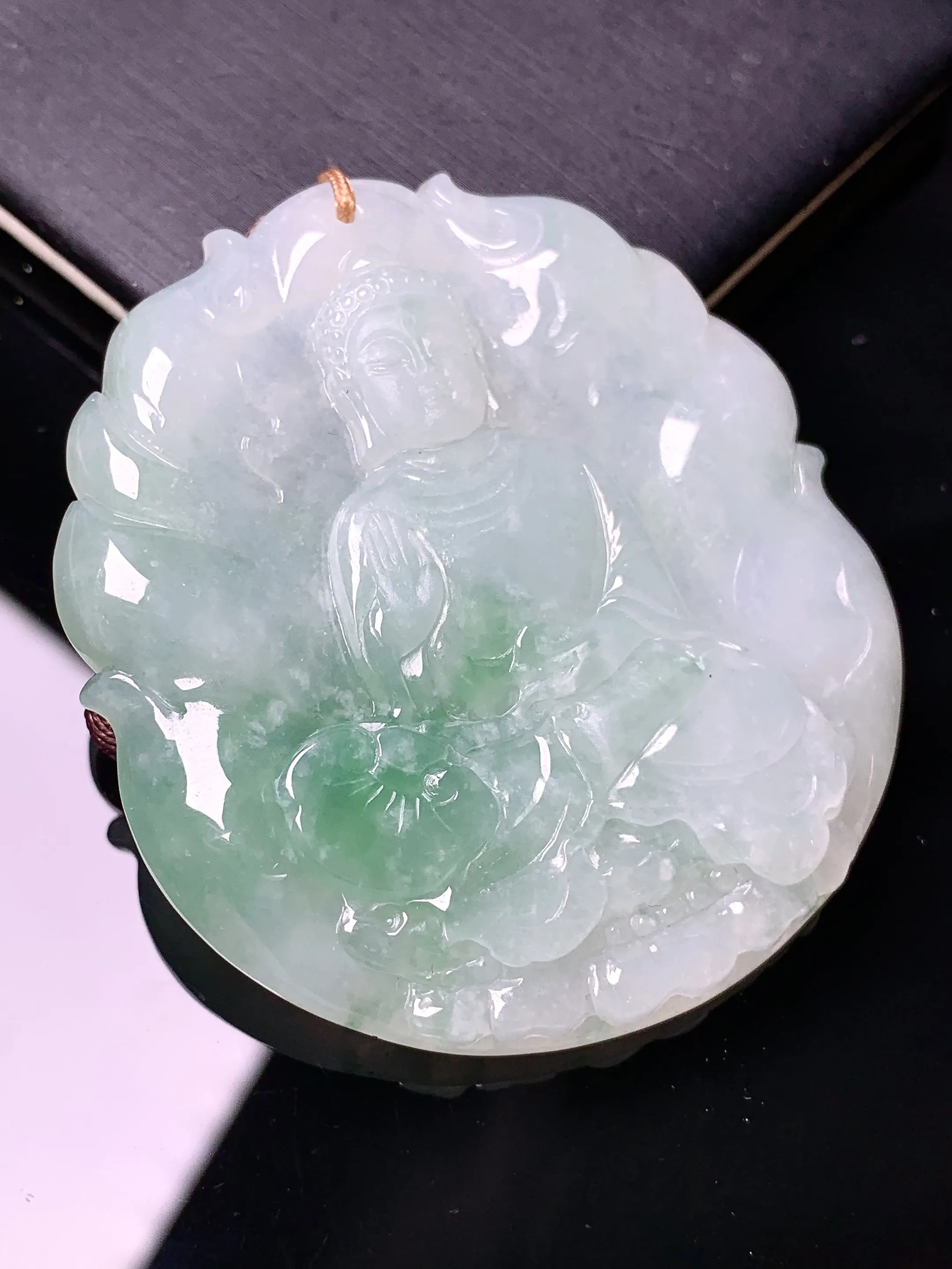 飘绿大日如来吊坠 玉质细腻 色泽清新艳丽 整体尺寸50.5*45.5*5.5