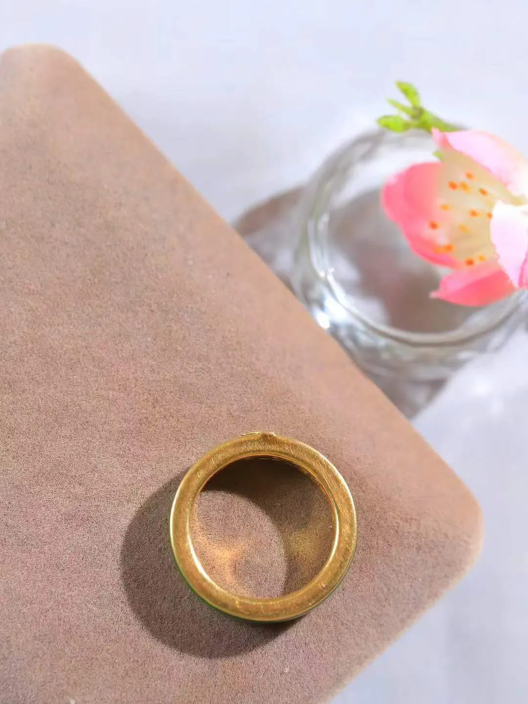 【金镶玉.戒指】

精品和田玉碧玉18k金镶嵌戒指 玉质细腻温润 油性十足 ，不论时光如何流转变化，这枚戒指始终闪耀着最初的光芒。精工镶嵌18K金 （保真金 可检测贵金属18K金） 重6.4克 尺寸19.8-5.7-3.3mm 7810755A