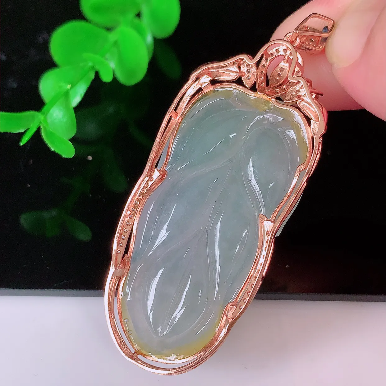 冰种翡翠925银镶嵌叶子吊坠，自然光实拍，翠色灵动，颜色漂亮，种老水足，品相佳，佩戴佳品！#037.4整体59*22.5*8.2裸石41-21.8