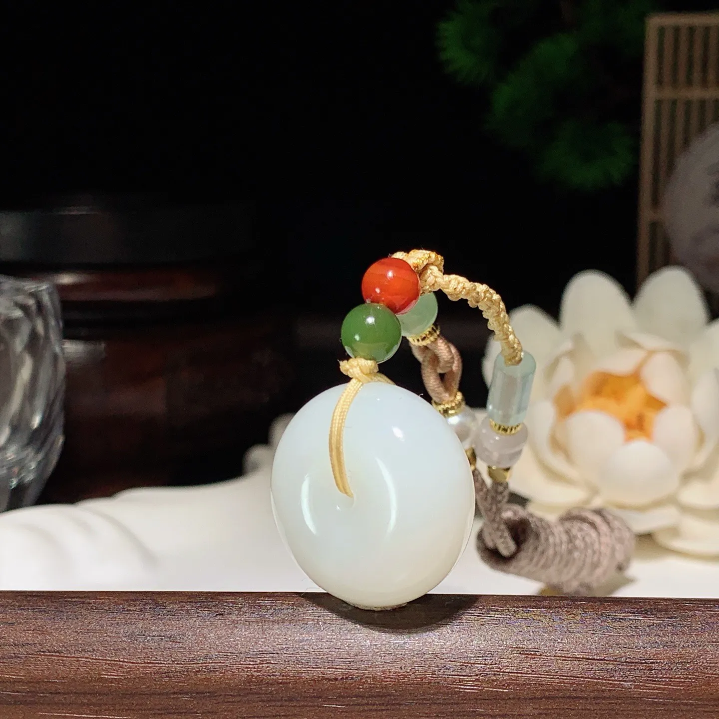 和田玉羊脂白平安扣挂件 尺寸22/11重14.5克。玉质细腻油润。手推出油。佩戴高端典雅。lt260127