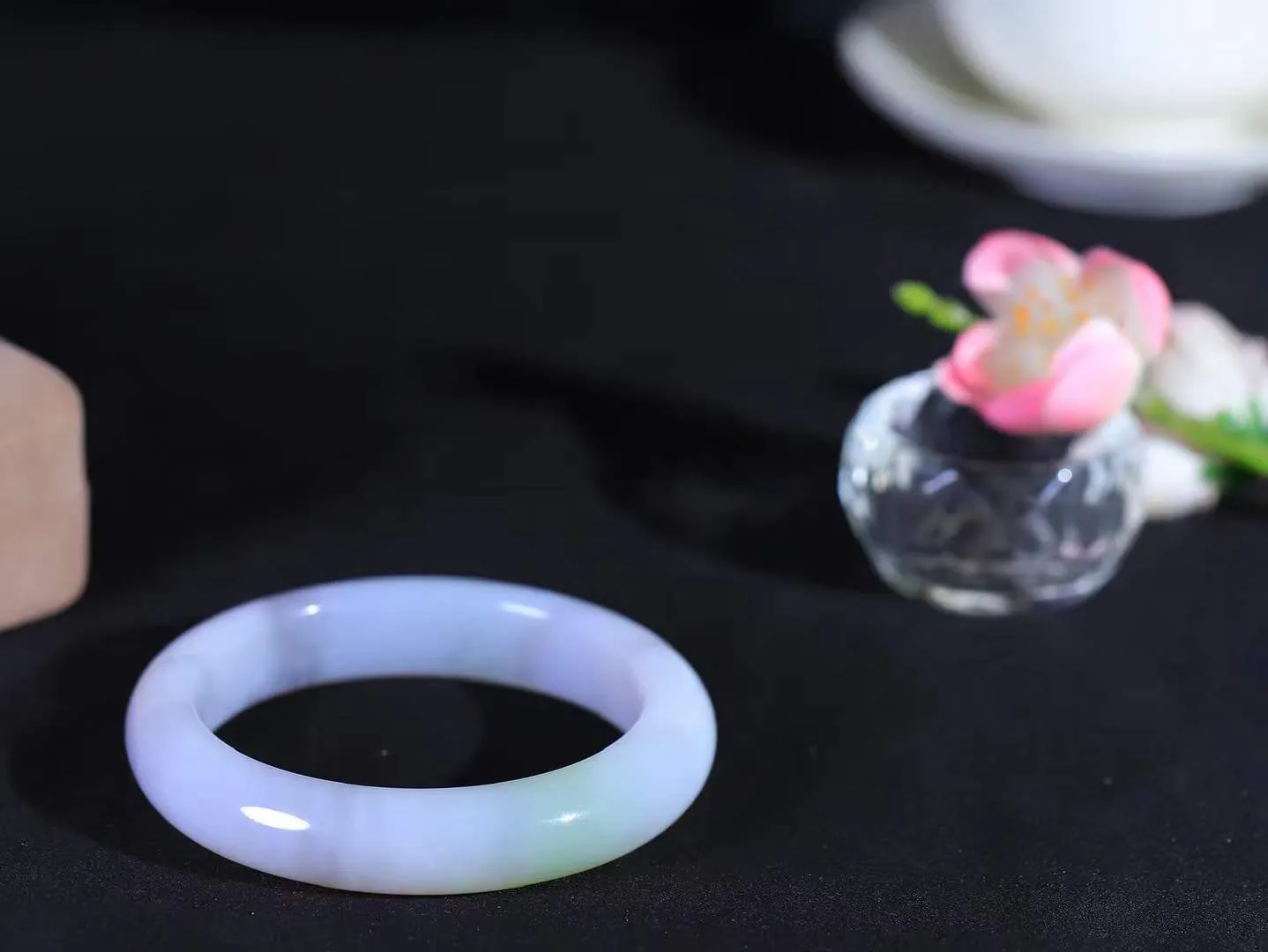 【婉约佳人.手镯】

精品和田玉三色手镯 玉质温润细腻 油性十足 手感舒适，高华雅逸，线条流畅，简约