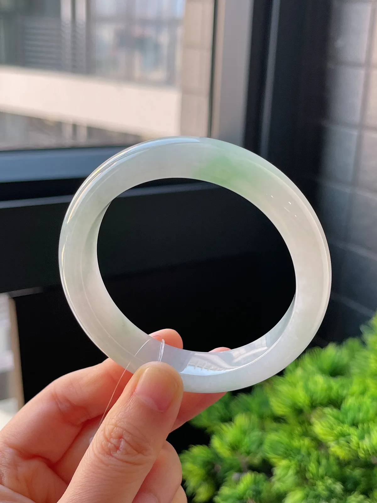 正圈56.5圈口，翡翠冰糯种浅绿色手镯