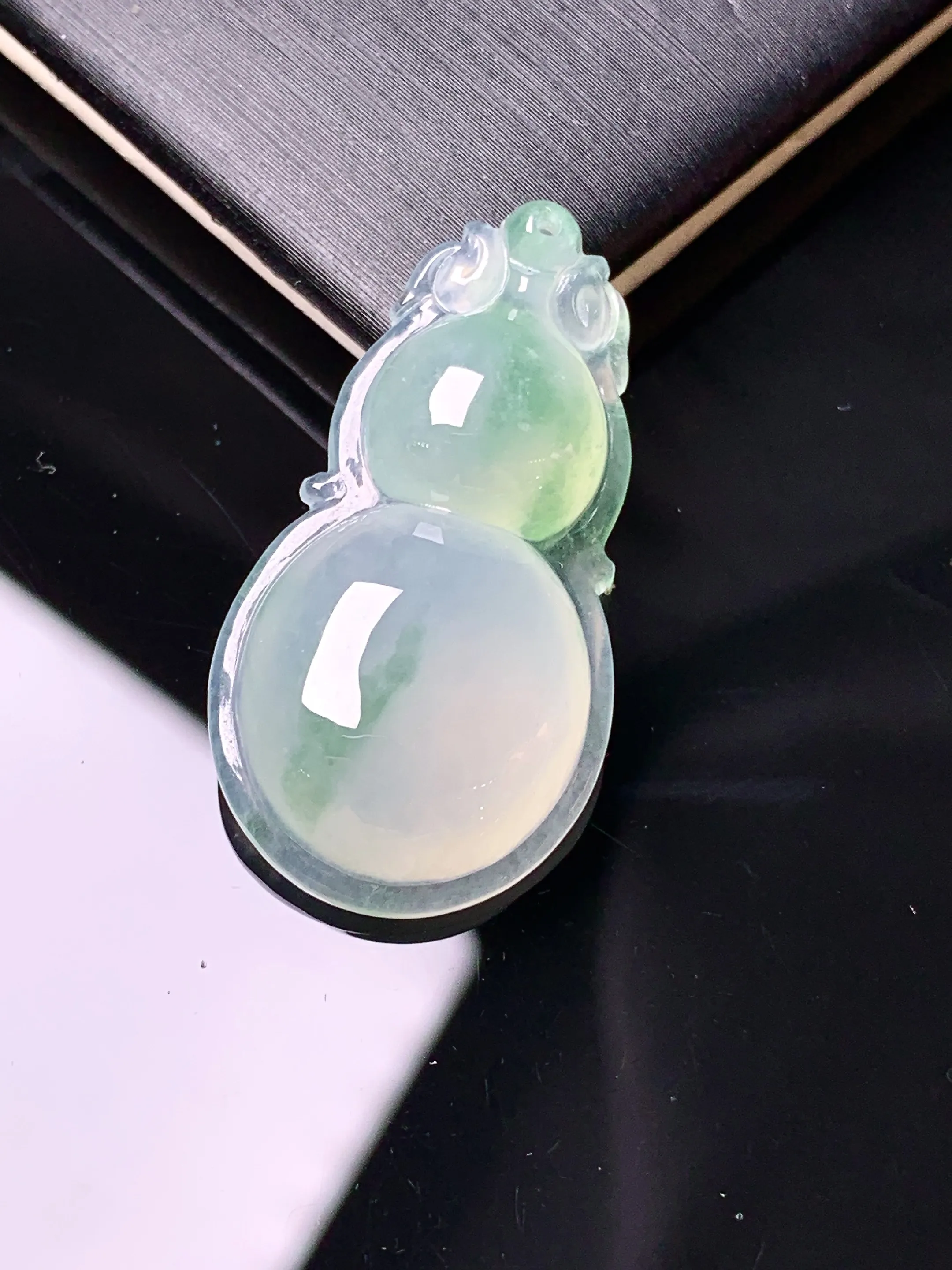 冰种飘绿葫芦吊坠 玉质细腻 色泽清新艳丽 整体尺寸30*15.5*5.5