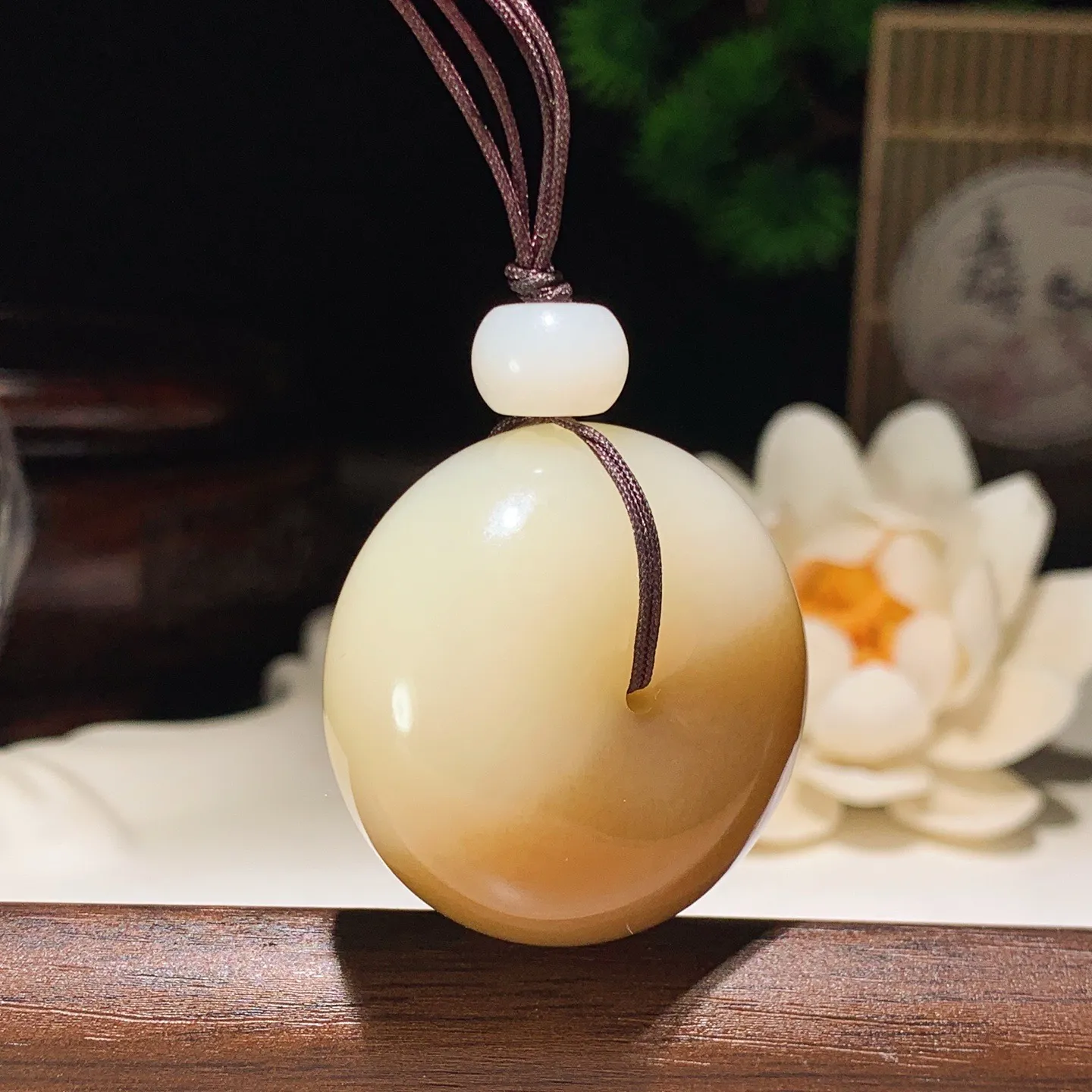 新疆和田玉且末糖平安扣挂件 尺寸34/18/重40克。玉质细腻油润。手推出油。佩戴高端典雅。lt260127