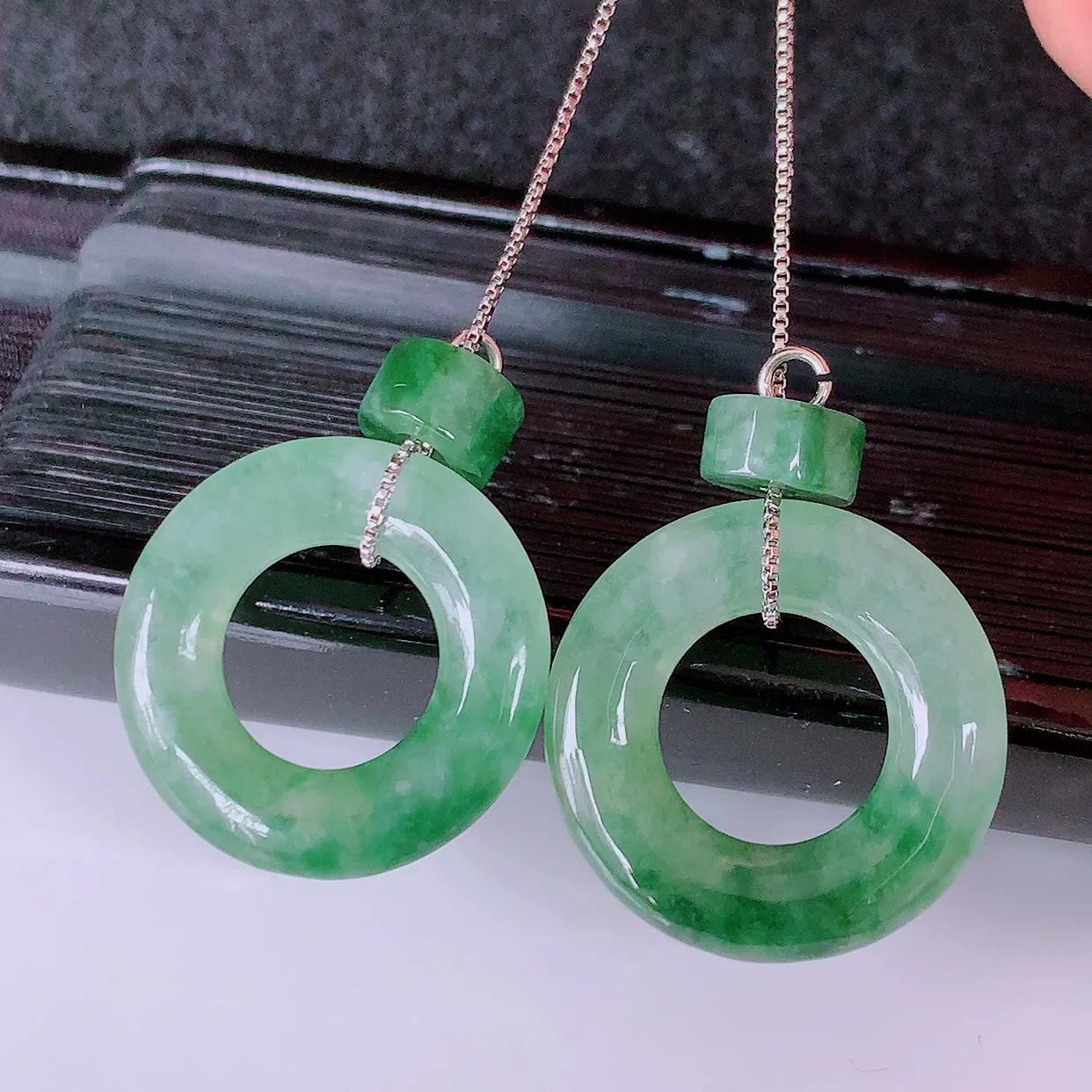 自然光实拍，冰种飘花翡翠一对平安扣耳坠，翠色灵动，玉质细腻，颜色漂亮，品相佳，佩戴佳品！配银线 #1