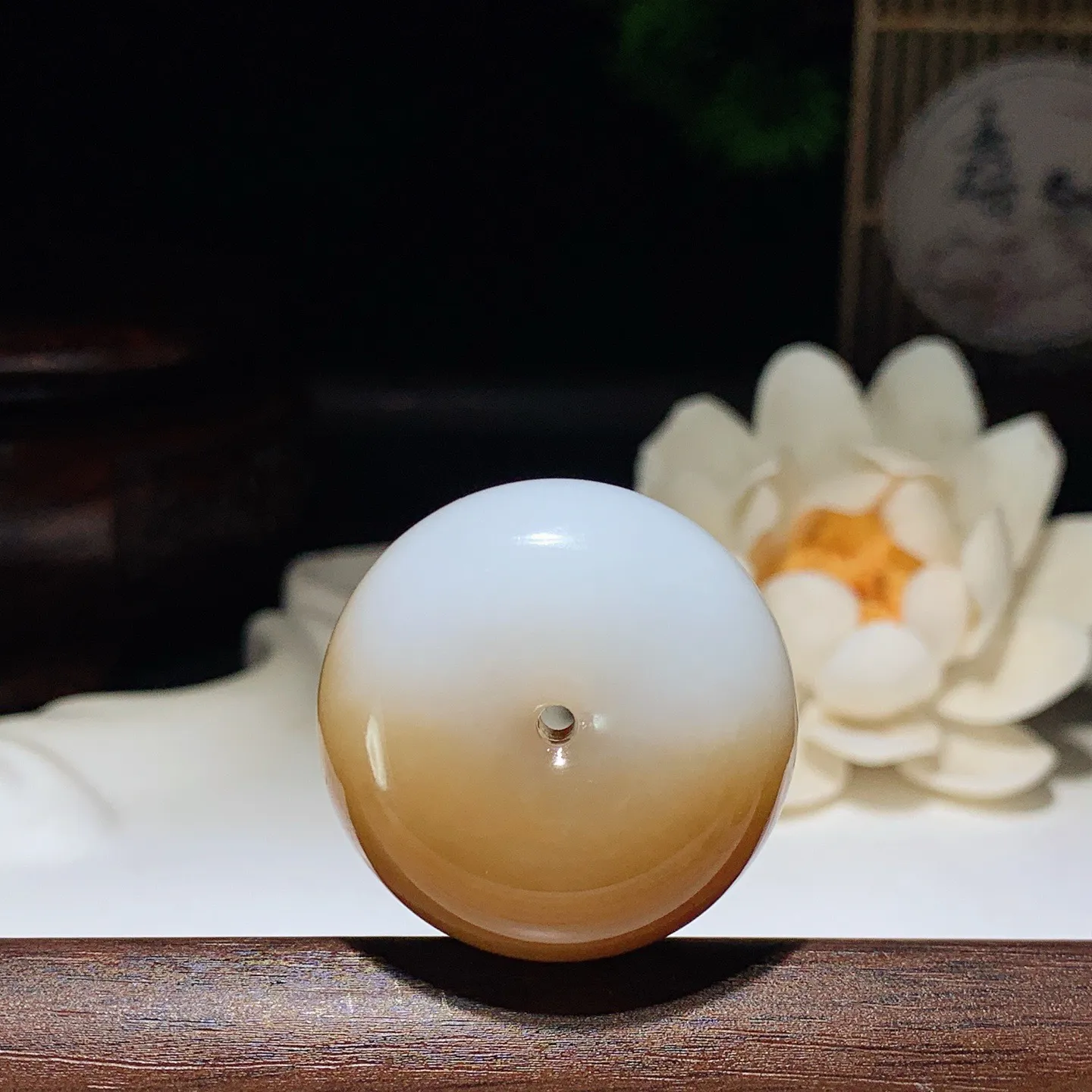 和田玉且末糖平安扣挂件 尺寸30/15重25.3克。玉质细腻油润。手推出油。佩戴高端典雅。lt260127