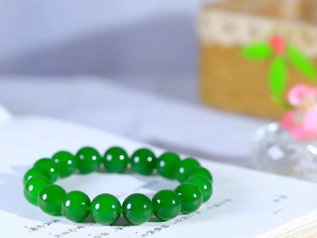 【珠圆玉润.手串】

收藏级臻品️和田玉碧玉珠圆玉润手串 玉质温润细腻  整串打磨圆润，佩戴舒适。珠珠落玉盘，间关莺语花底滑，一生美好时光，无论身在何处，都有它相伴相守。事事顺遂，幸福美满，吉祥如意。重45.2克 尺寸取一12mm  FDA-22102737