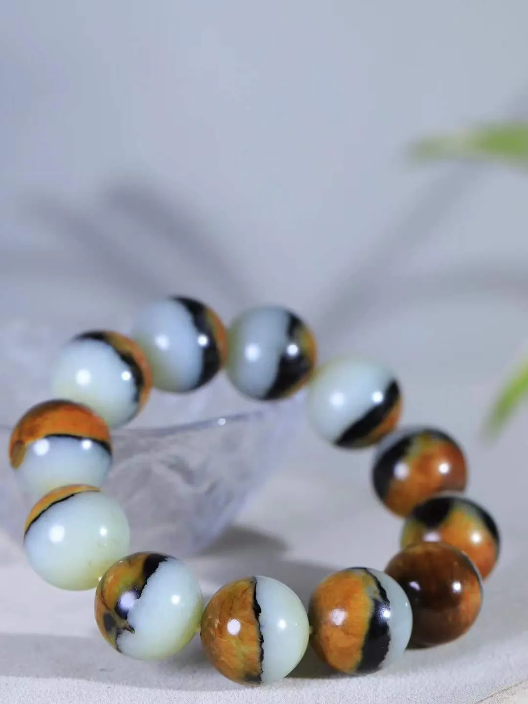 【珠圆玉润.手串】

精品️和田玉三色珠圆玉润手串 玉质温润细腻  整串打磨圆润，佩戴舒适。珠珠落玉盘，间关莺语花底滑，一生美好时光，无论身在何处，都有它相伴相守。事事顺遂，幸福美满，吉祥如意。重144克 尺寸取一20mm  FDA-22102737