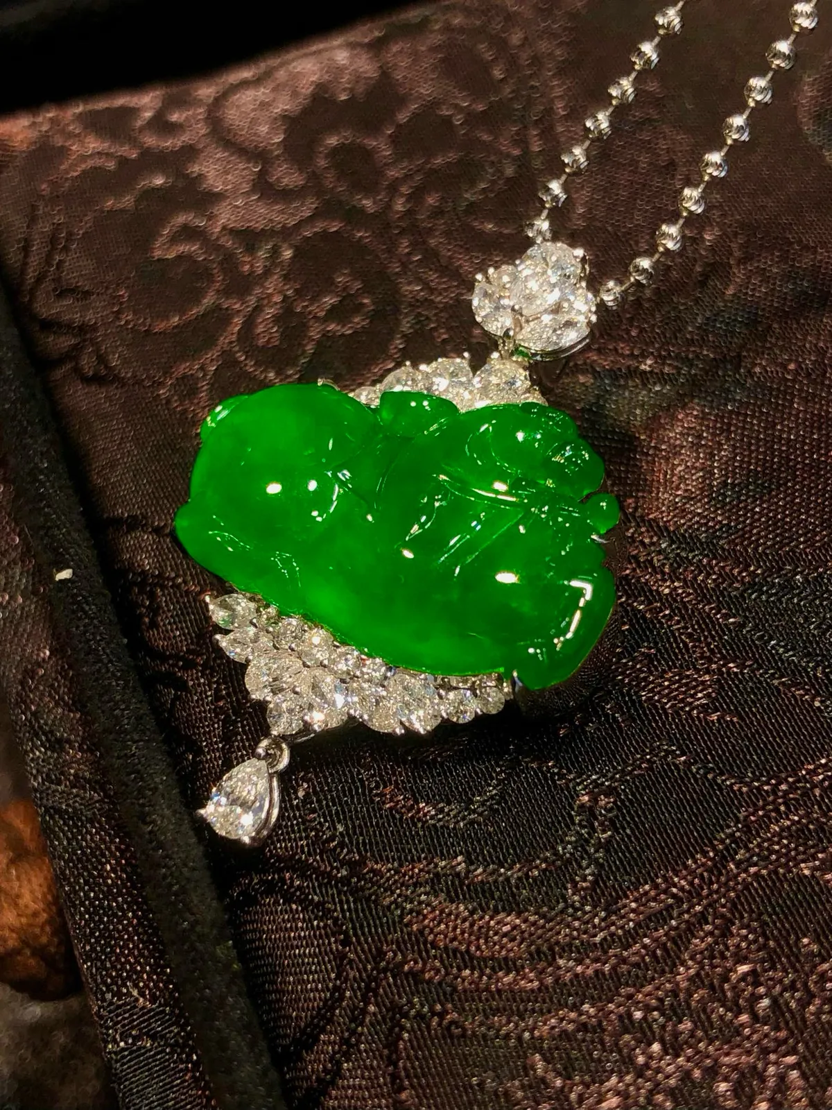 ️缅甸高冰帝王绿唐马吊坠 
满色均匀，种老通透，搭配闪耀的天然钻石镶嵌更显时尚，雕工精湛马背上有元宝，寓意着马上有钱，一马当先
整体32.4×22.5×8.5
裸石22.5×14.2×3