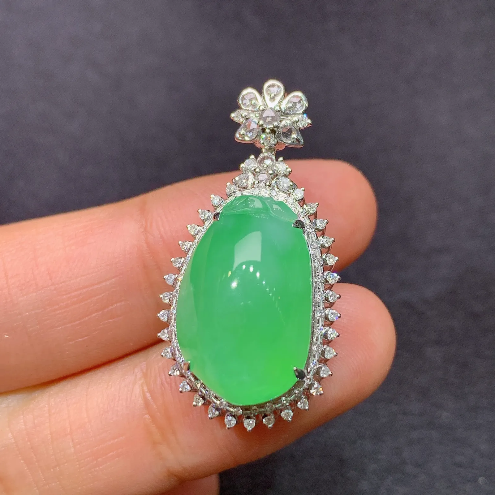 果绿福瓜吊坠，18k金镶嵌，冰润色阳，玉质细腻，种水足，Ysj 尺寸31.4*16.2*12.8