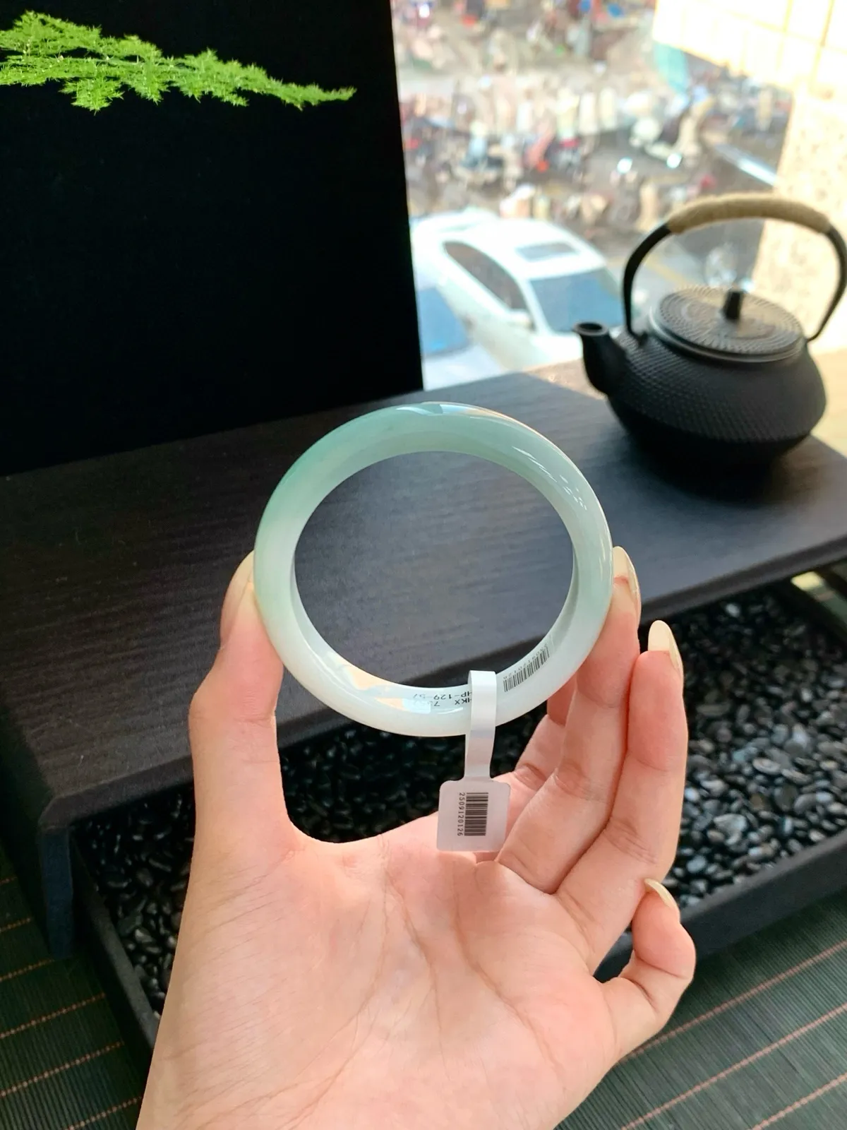 【冰飘绿手镯】
带着娇艳动人的色彩斑斓，仙气缭绕的手镯，上手那是高贵优雅气质与韵味一体的独特魅力～
【尺寸】57-12-8mm