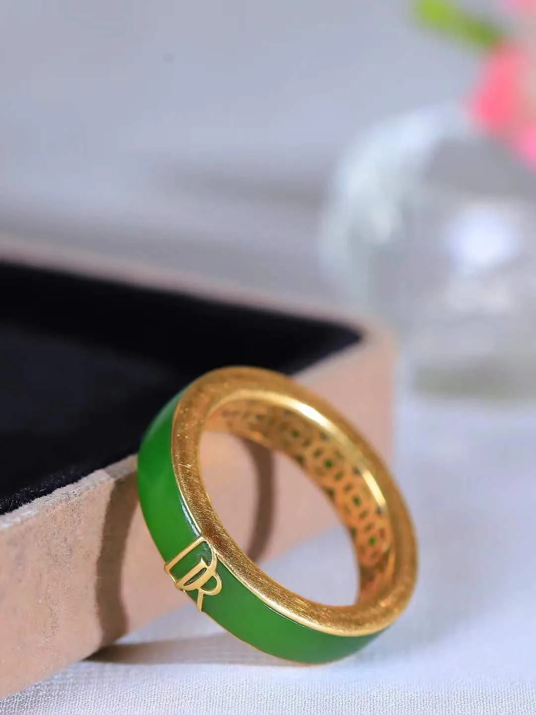 【金镶玉.戒指】

精品和田玉碧玉18k金镶嵌戒指 玉质细腻温润 油性十足 ，不论时光如何流转变化，这枚戒指始终闪耀着最初的光芒。精工镶嵌18K金 （保真金 可检测贵金属18K金） 重6.4克 尺寸19.8-5.7-3.3mm 7810755A