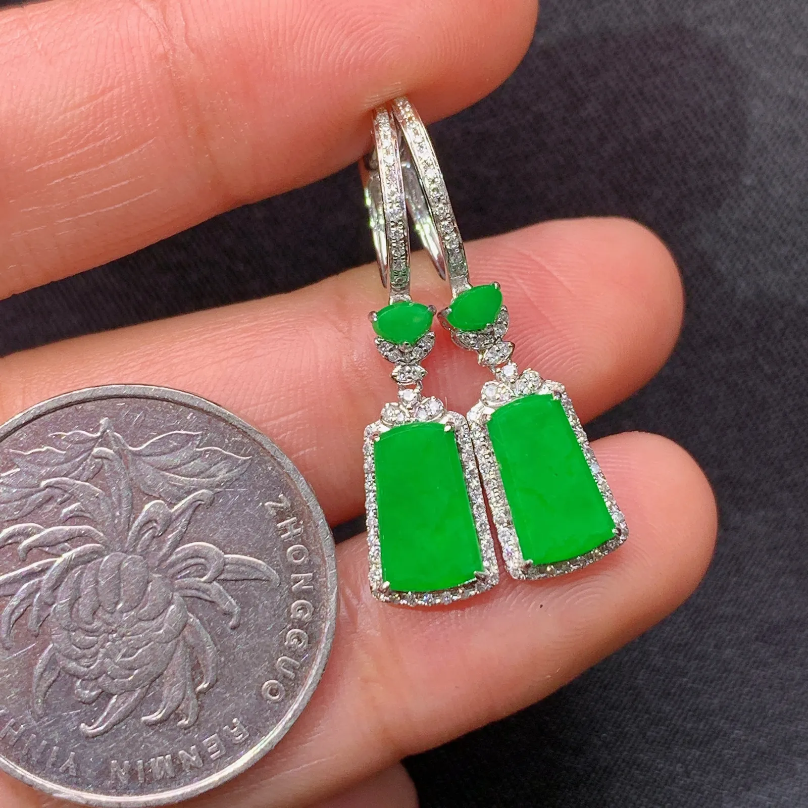 阳绿无事牌耳坠，18k金镶嵌，款式新颖，冰润色阳，种水足，Yt 尺寸8.9*5*1