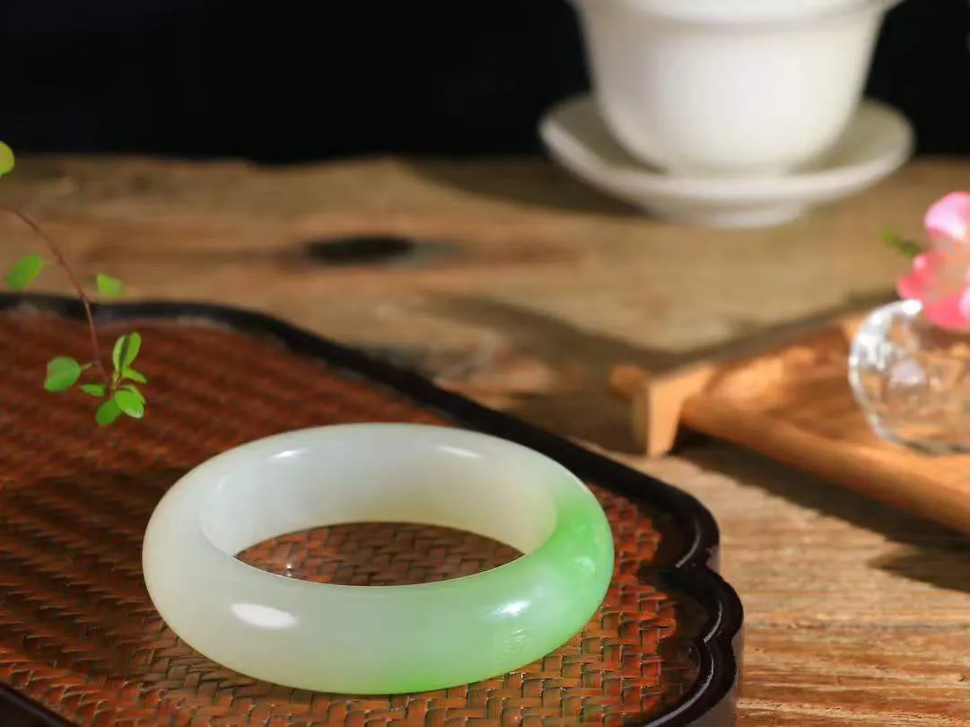 【翠色怡人.手镯】

让开让开[吃瓜]重器来了～️️
好久没见过这么白底色的翠青手镯[吃瓜]
同料所出，翠白分明，翠色青翠鲜艳，白肉干净纯正。收藏传家臻品。重101.7克  尺寸56-17.5-11mm  FDY-451152184