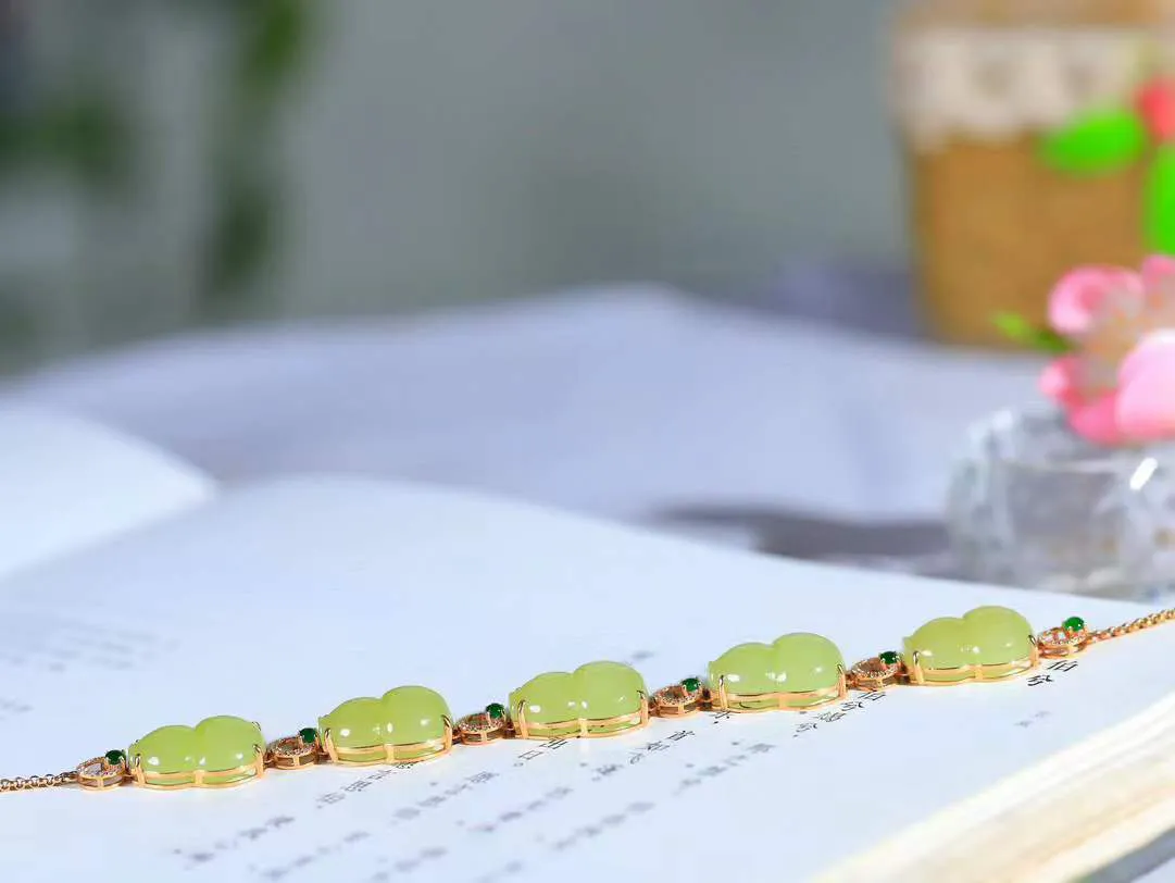 【金镶玉.福禄.手链】

精品和田玉黄口18k金镶嵌葫芦手链，玉质细腻油润 造型饱满 寓意子孙万代，吉祥如意。葫芦通“福禄”，祈福平安，福禄齐康，静心洗凡尘。传统文化中最原始的吉祥物之一，艺术感佳，玩心至宝，意趣十足。
重13.2克   尺寸取一16.6-12.6mm    89102533A