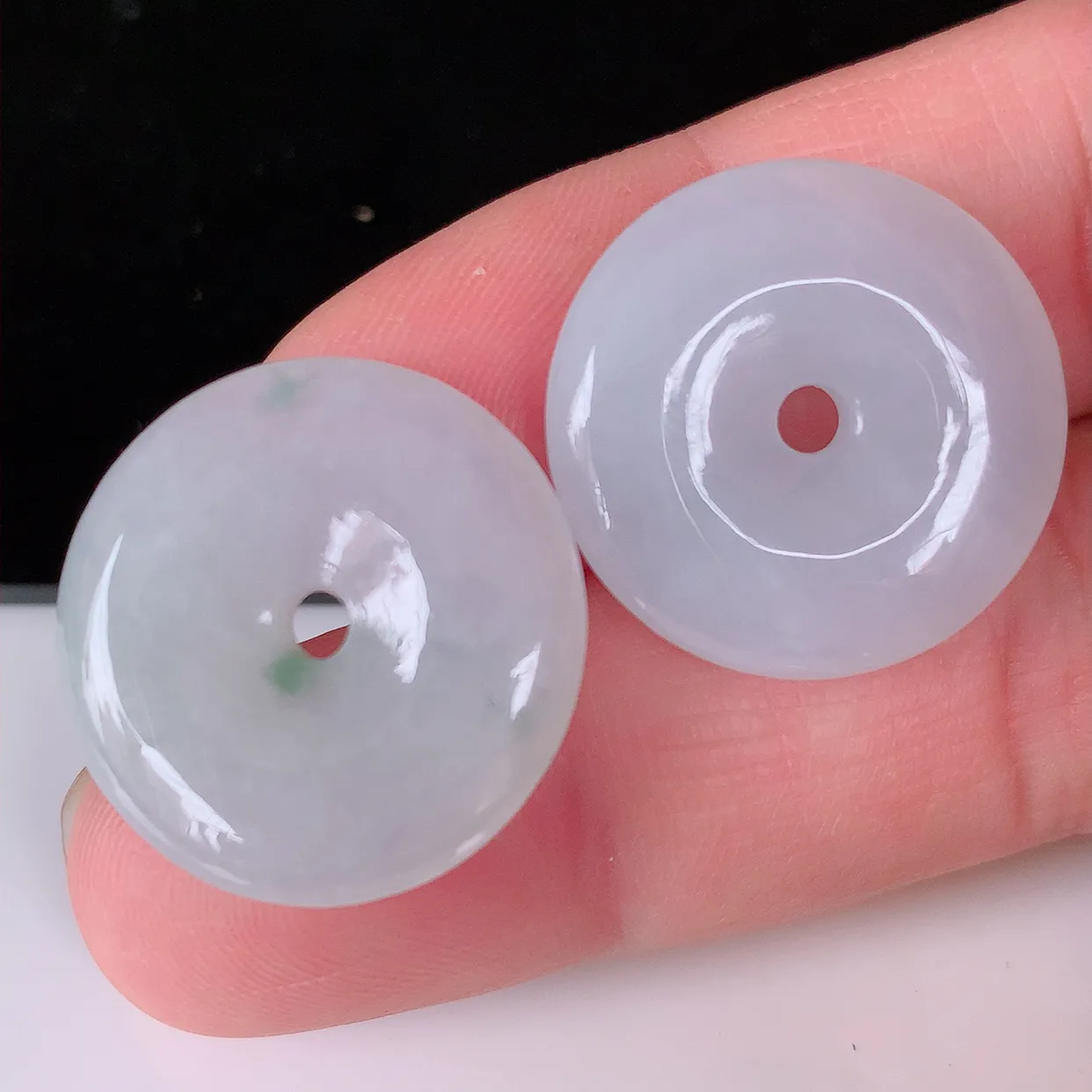 自然光实拍，冰胶翡翠平安扣吊坠，玉扣，平安是福；很美的料子，平安扣佩戴优雅迷人！#033.4尺寸23*5.2，22.5*5.2mm