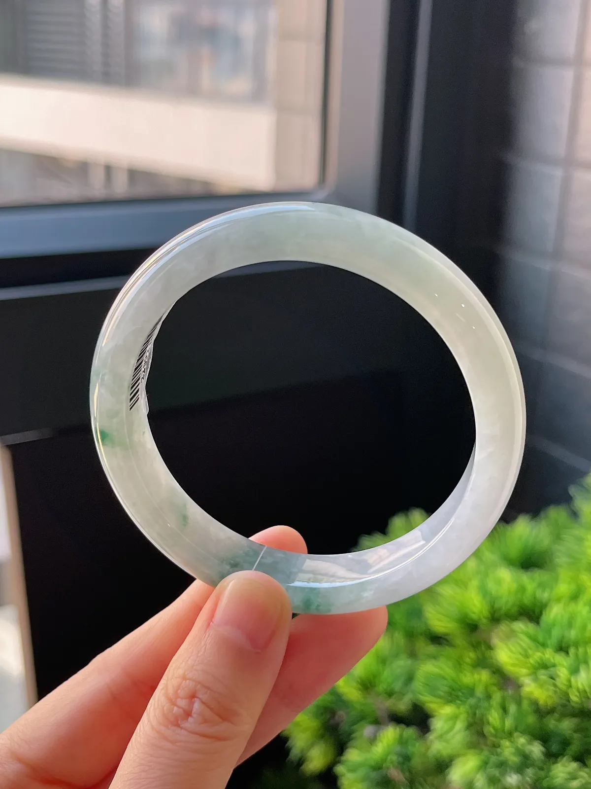 正圈57.8圈口，翡翠糯化种飘绿手镯