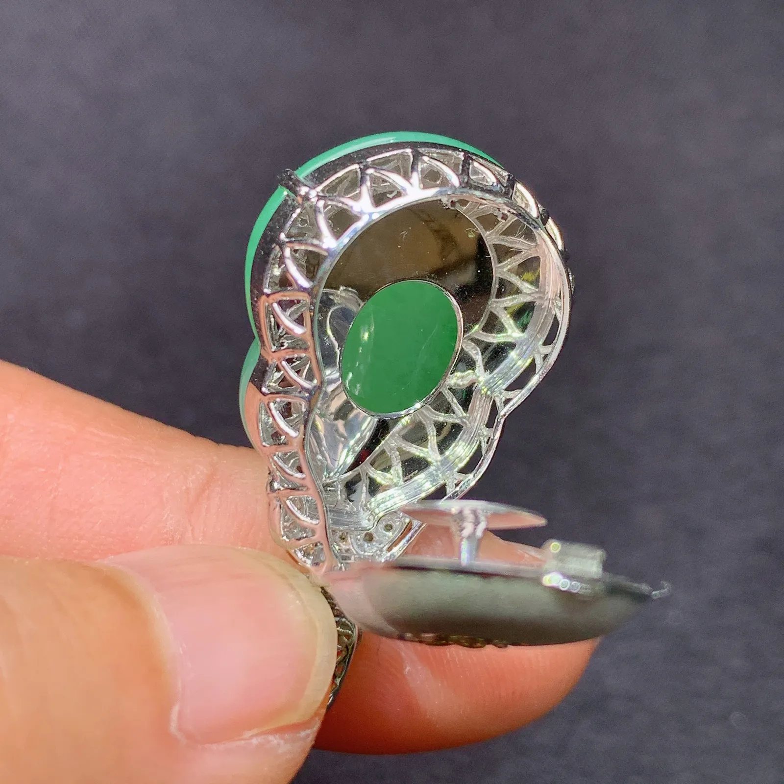 果绿葫芦吊坠，18k金镶嵌，冰润色阳，玉质细腻，种水足，Ysj 尺寸30.3*16.1*12.9