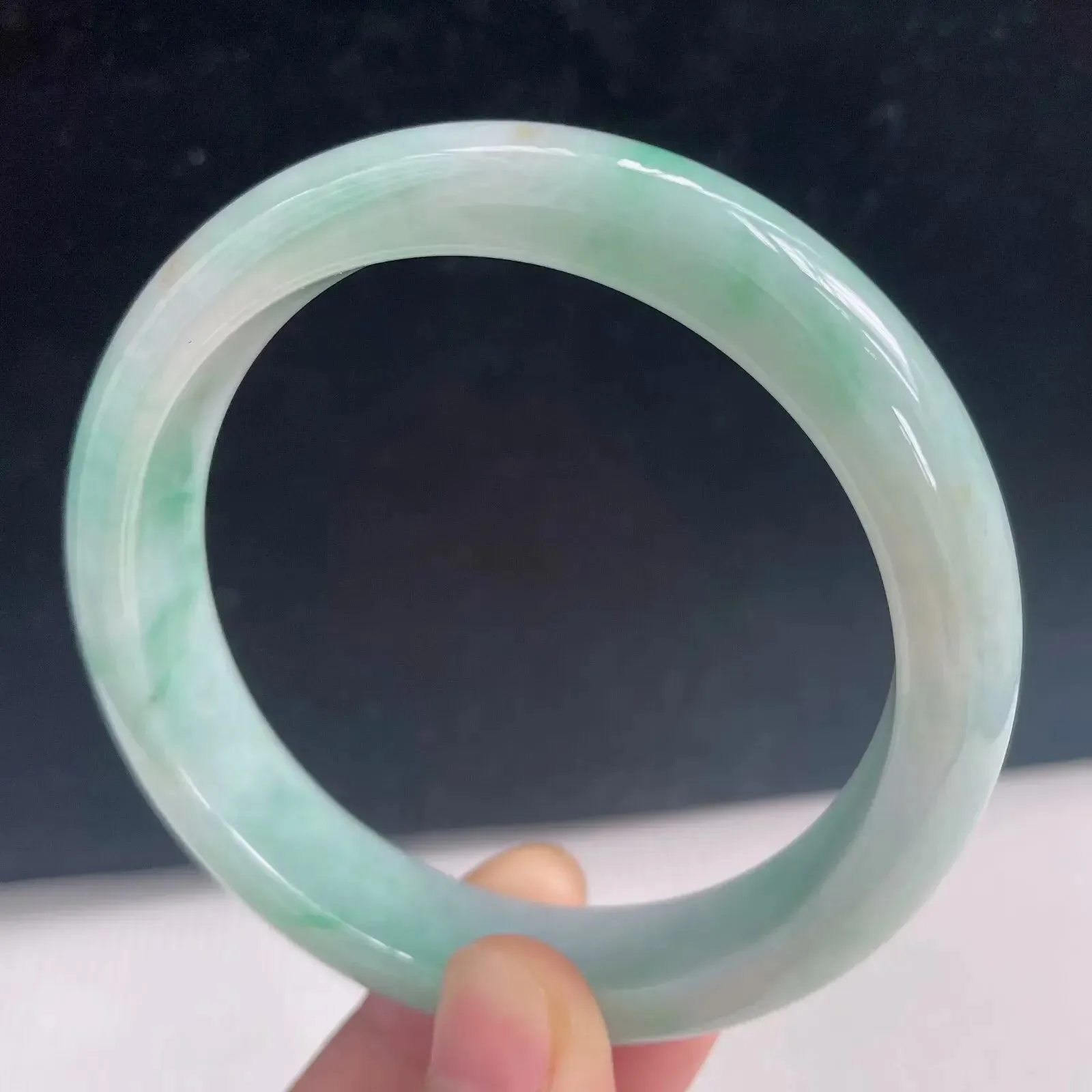 自然光拍摄天然翡翠A货飘绿种水57.8mm正圈手镯 55.29克