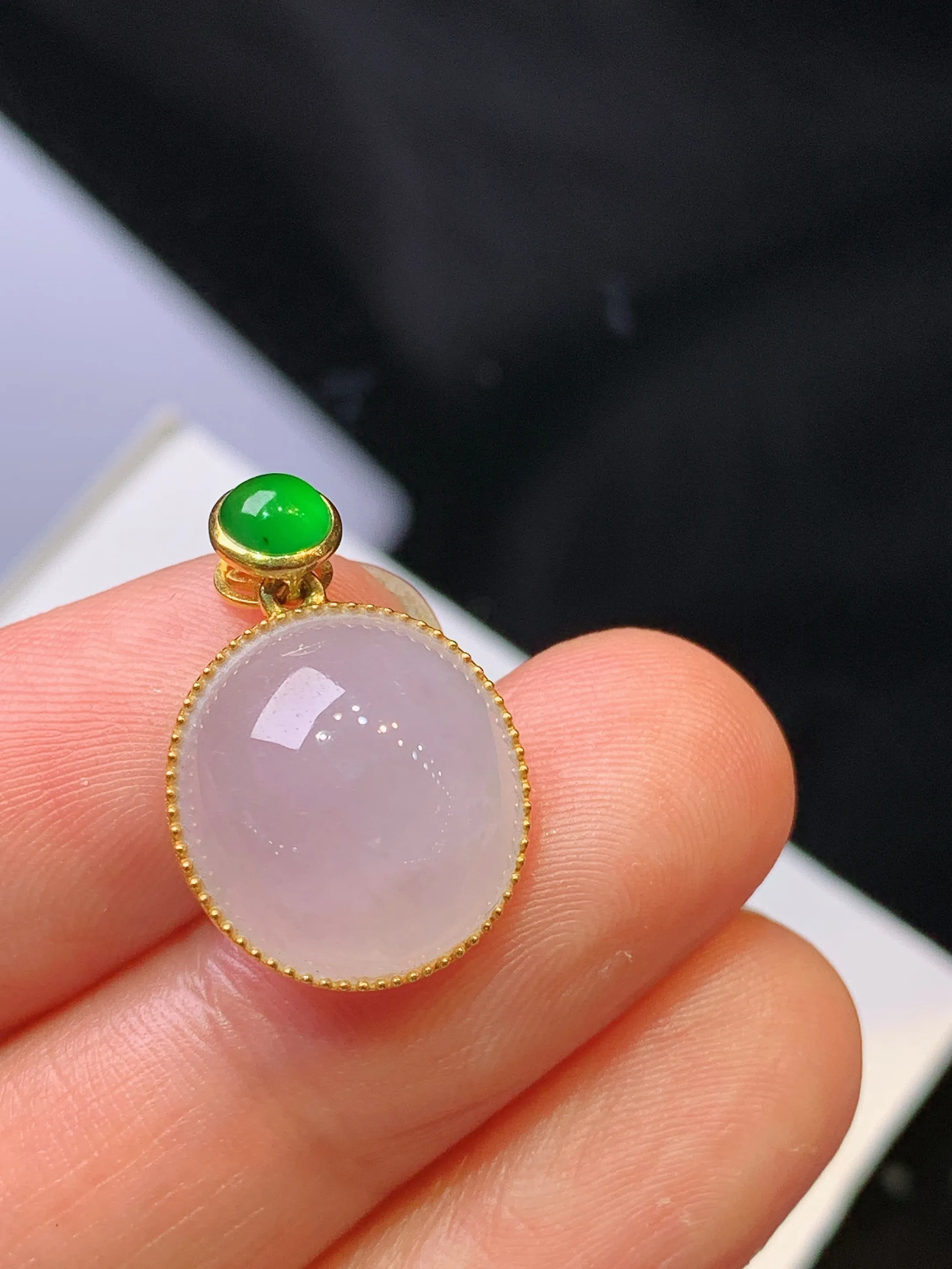 18k金镶嵌淡紫罗兰蛋面吊坠 玉质细腻 色泽清新艳丽 整体尺寸19.7*13*8