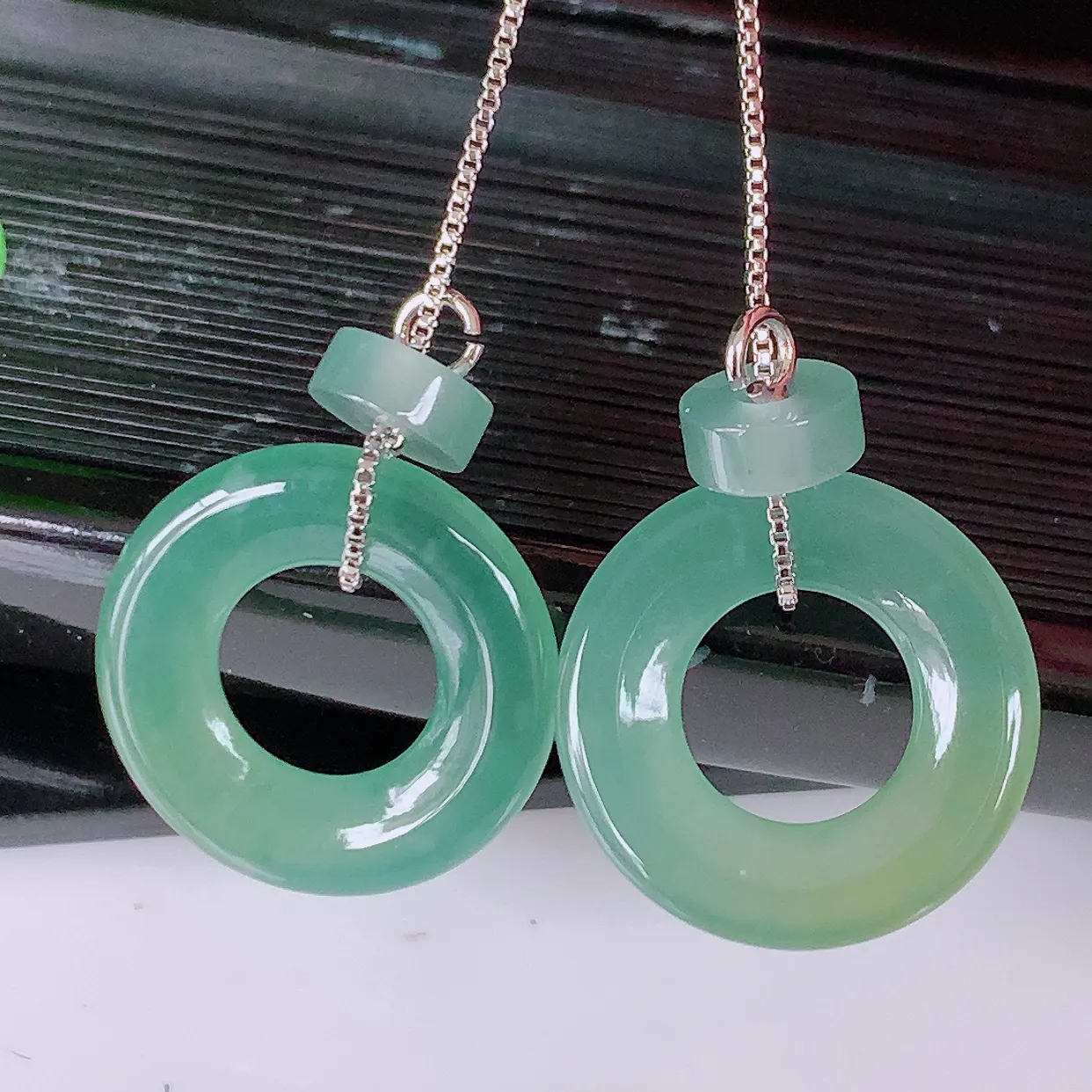 自然光实拍，冰种翡翠一对平安扣耳坠，翠色灵动，玉质细腻，颜色漂亮，品相佳，佩戴佳品！配银线 #131.4平安扣尺寸15-2.2