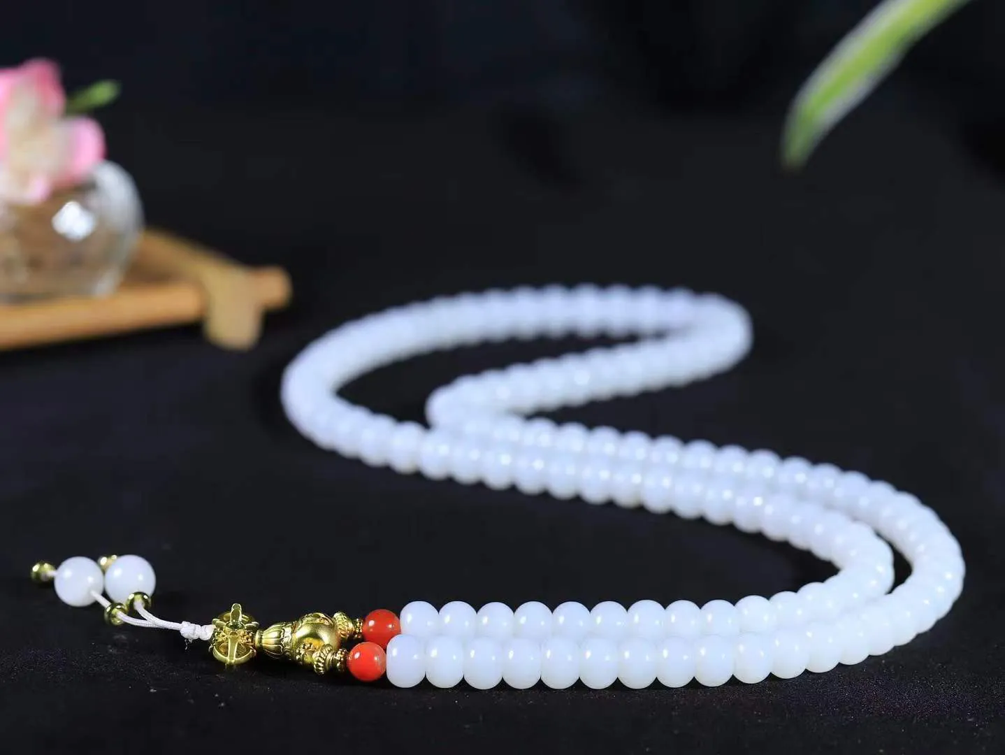 【算盘珠.挂链】

精品和田玉白玉算盘珠挂链 玉质温润 油性十足 形算盘珠，静于念间，佛韵在心，轻轻拨动，尘埃落定，浮浮尘世，一念愚即般若绝，一念智即般若生。重78克  尺寸取一5.9-8mm   fDL-66152643