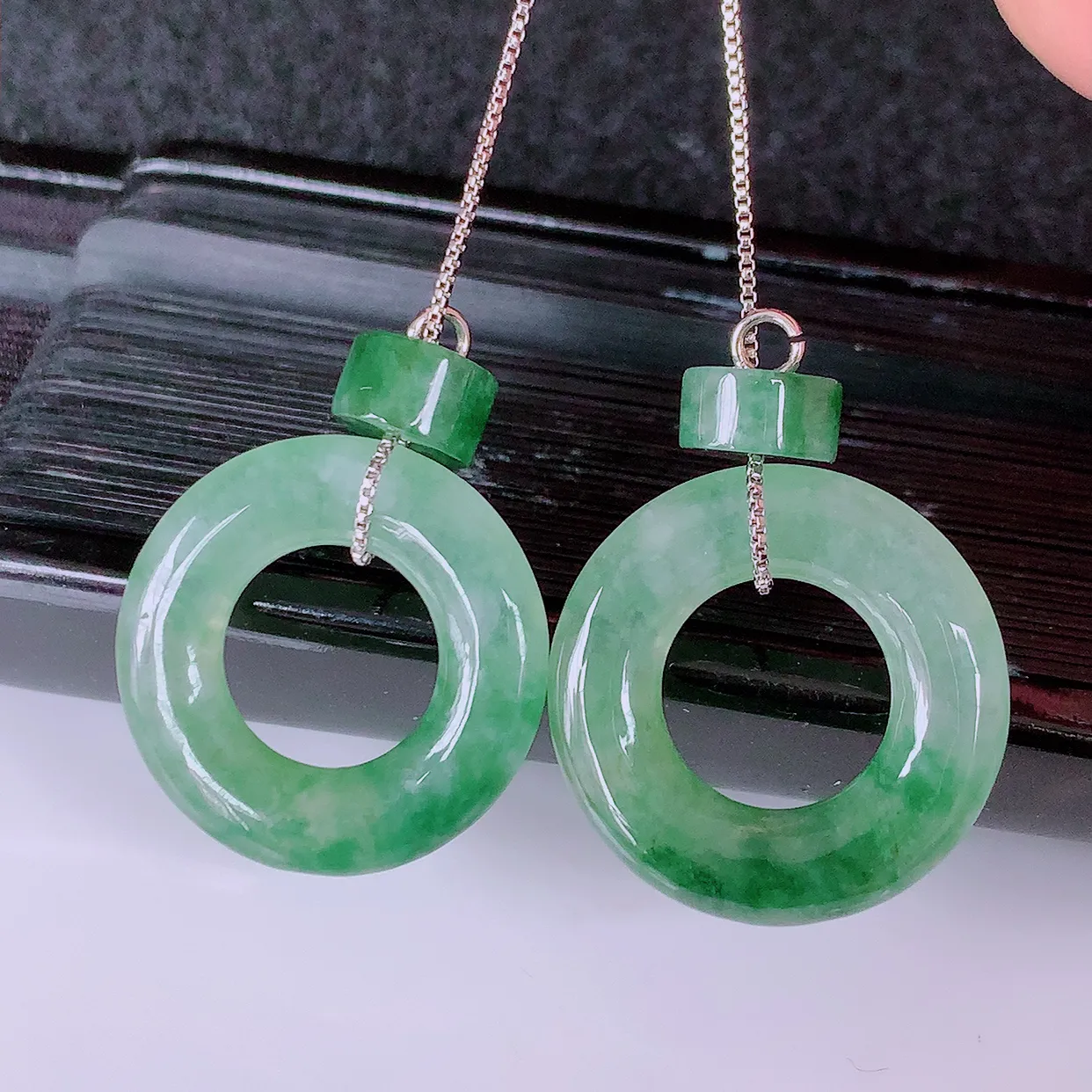 自然光实拍，冰种飘花翡翠一对平安扣耳坠，翠色灵动，玉质细腻，颜色漂亮，品相佳，佩戴佳品！配银线 #132.4平安扣尺寸18.8*3.2