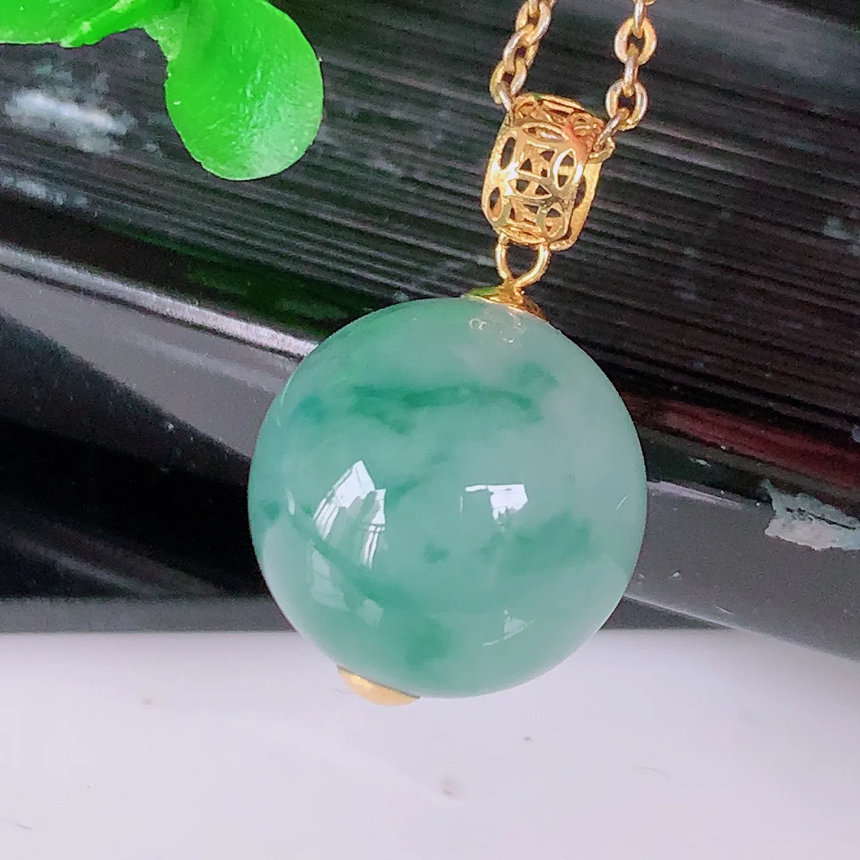 自然光实拍，18K金镶嵌冰飘花翡翠圆珠、转运珠吊坠，寓意“时来运转，财源滚滚” 寓意佳，荧光灼灼，转运珠佩戴时尚优雅！#032.4整体19.5裸石12.5