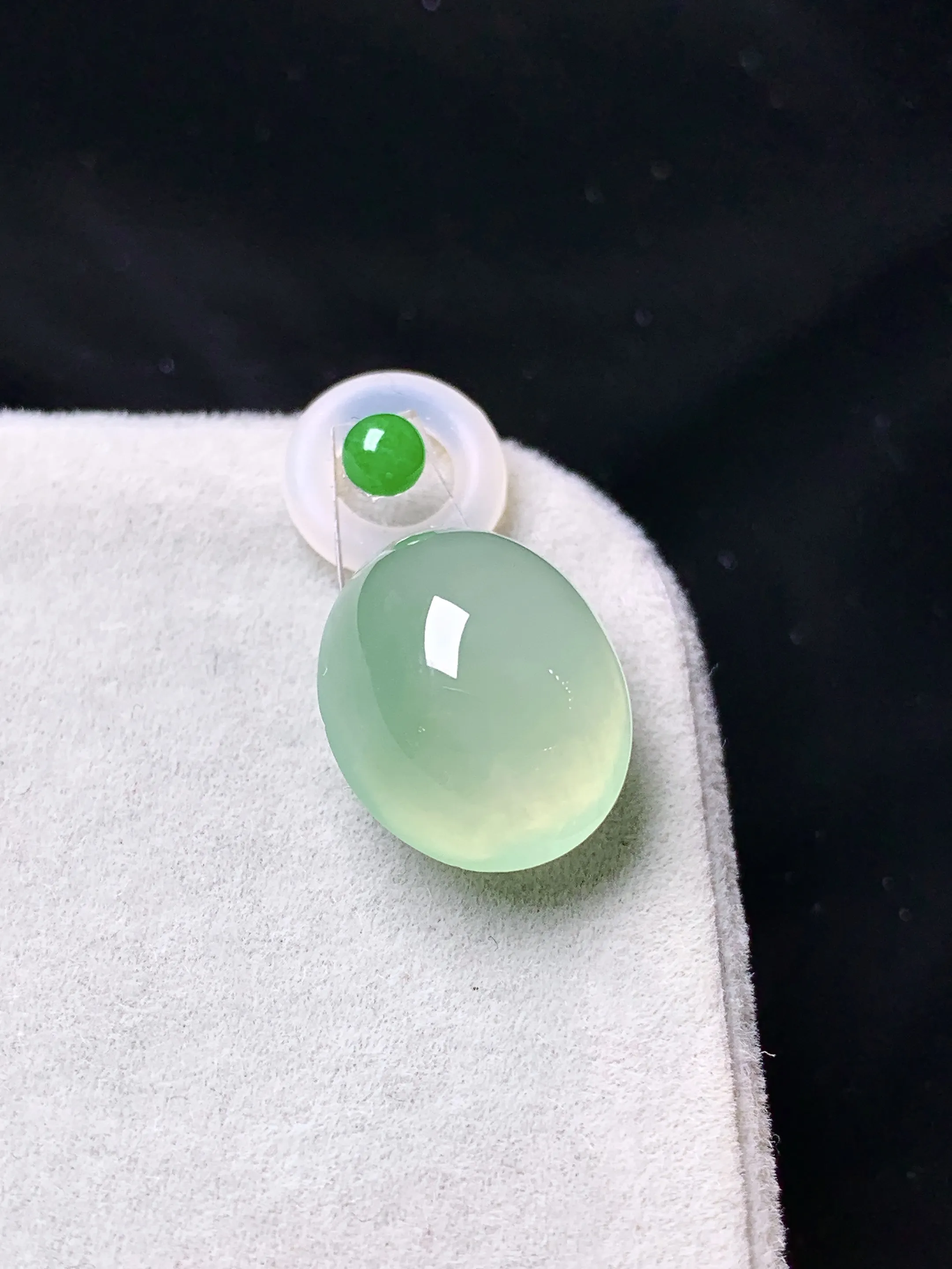 镶嵌款 晴绿蛋面吊坠 玉质细腻 色泽清新艳丽 整体尺寸12.7*10.2*6.8