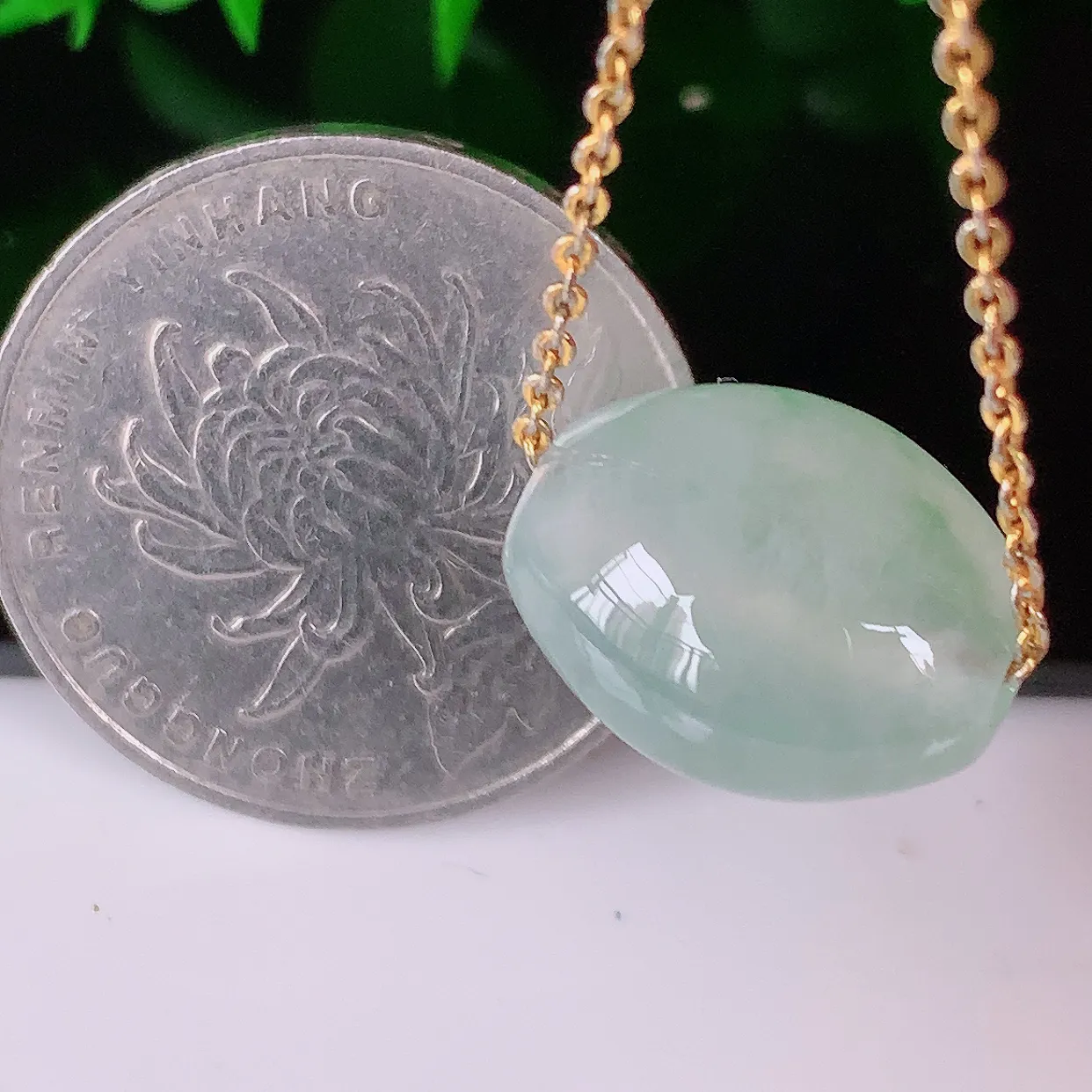 自然光实拍，冰种飘花翡翠路路通吊坠，寓意时来运转、财源滚滚，款式新颖时尚，日常百搭的款！配图银链#031.4尺寸15.6-12.2-9.2mm