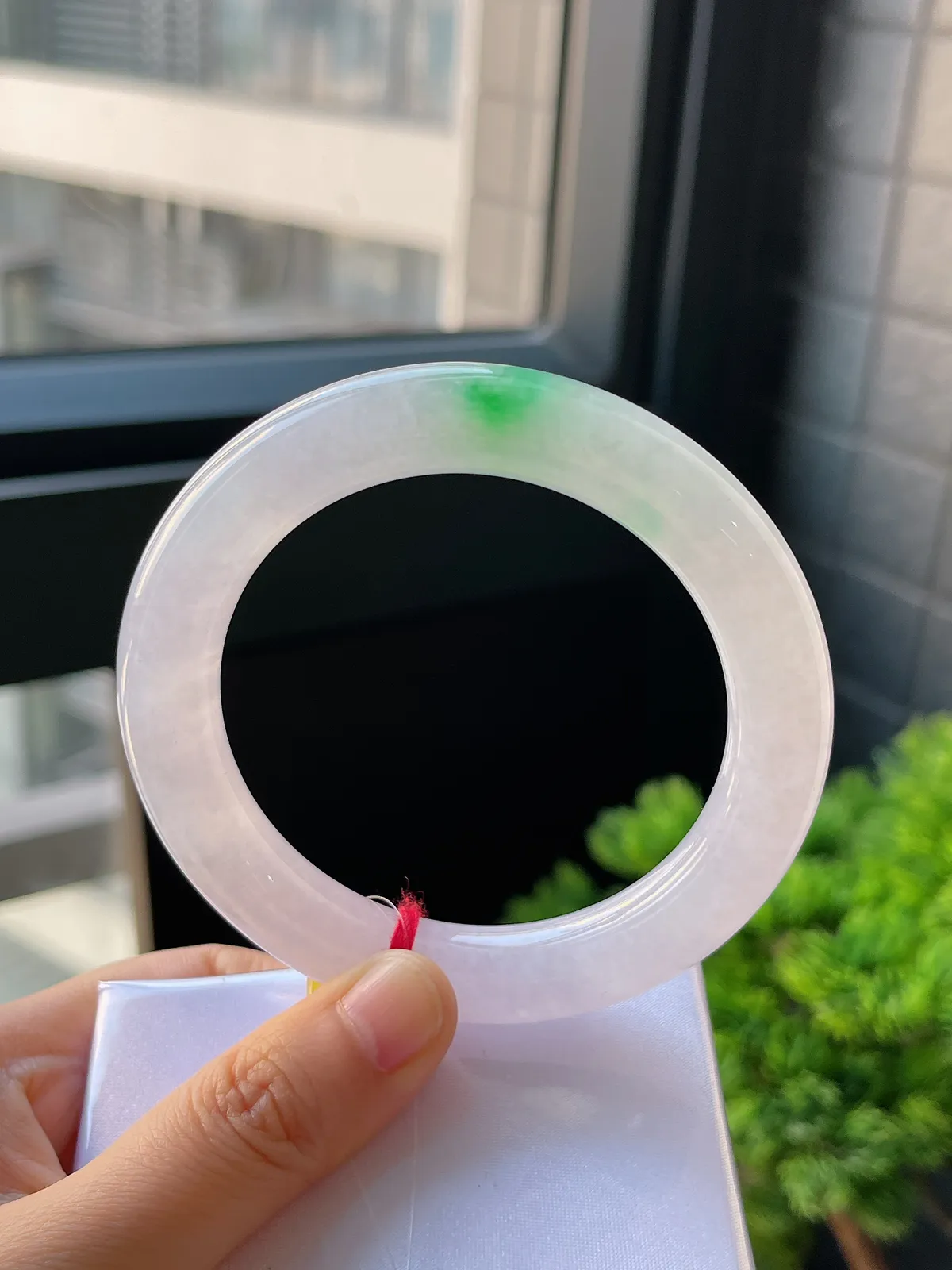 圆镯57.8圈口，翡翠冰糯种飘绿手镯