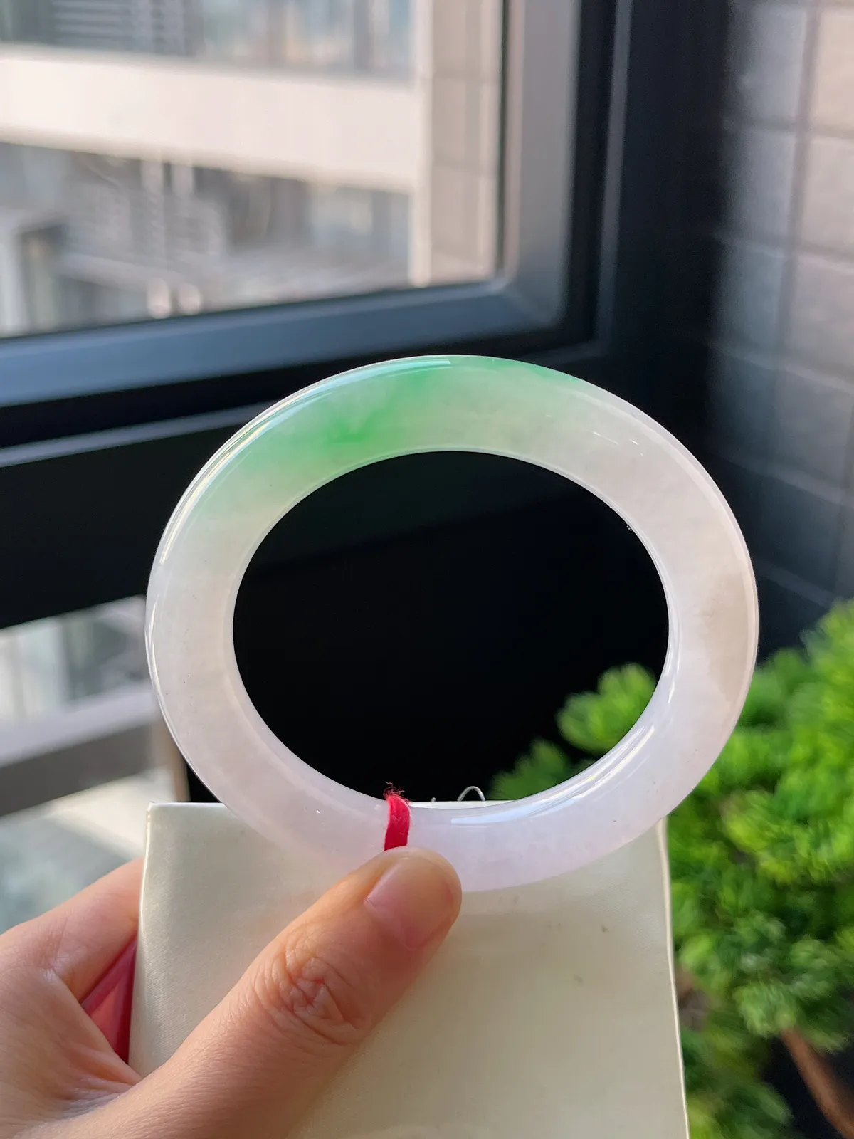 圆镯57.7圈口，翡翠冰糯种飘花手镯