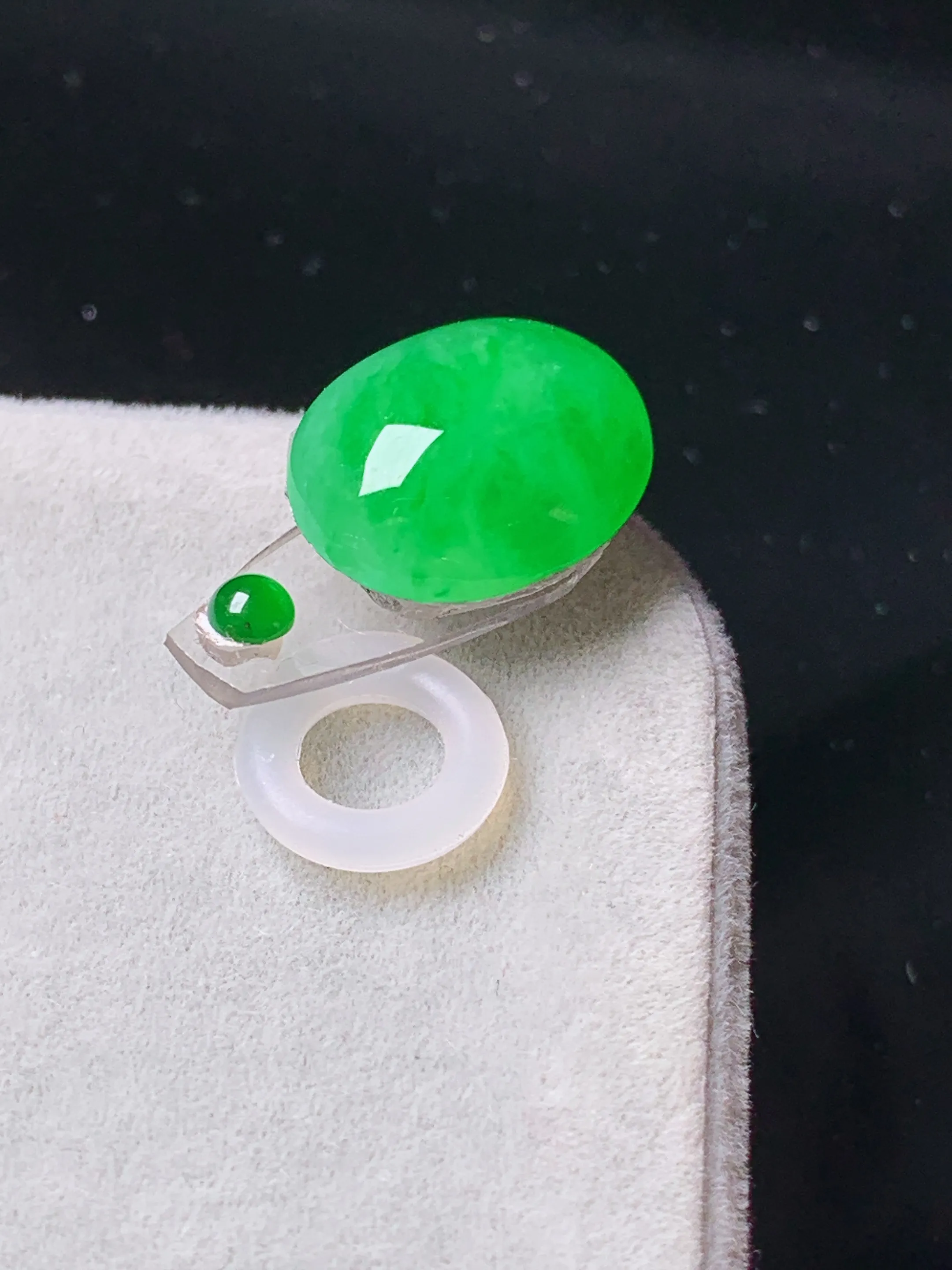 镶嵌款 翠绿蛋面吊坠 玉质细腻 色泽清新艳丽 整体尺寸12.2*9.6*5