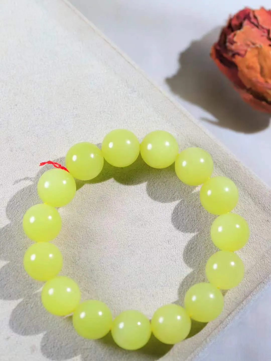 【珠圆玉润.手串】

精品️和田玉黄口珠圆玉润手串 玉质温润细腻  整串打磨圆润，佩戴舒适。珠珠落玉盘，间关莺语花底滑，一生美好时光，无论身在何处，都有它相伴相守。事事顺遂，幸福美满，吉祥如意。重64.6克 尺寸取一14mm  FDA-22102737