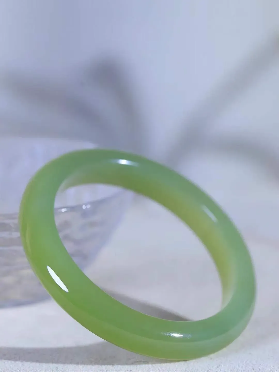 【温润于心.手镯】

精品️和田玉晴水绿手镯，如晴水般清澈，似晴空般纯净。每一缕纹理都诉说着大自然的馈赠，温润细腻，触手生温。佩戴它，仿佛将一片宁静的晴水湖戴在腕间，优雅从容，气质非凡。重48.3克  尺寸56-11.3-8.4mm  55122633A