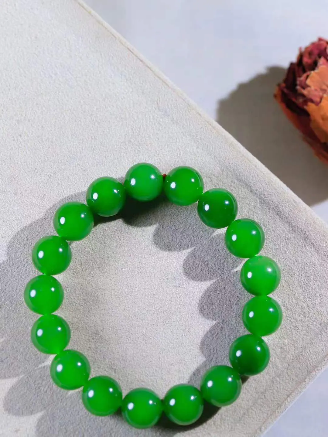 【珠圆玉润.手串】

收藏级臻品️和田玉碧玉珠圆玉润手串 玉质温润细腻  整串打磨圆润，佩戴舒适。珠珠落玉盘，间关莺语花底滑，一生美好时光，无论身在何处，都有它相伴相守。事事顺遂，幸福美满，吉祥如意。重44.3克 尺寸取一11.8mm  FDA-22102737