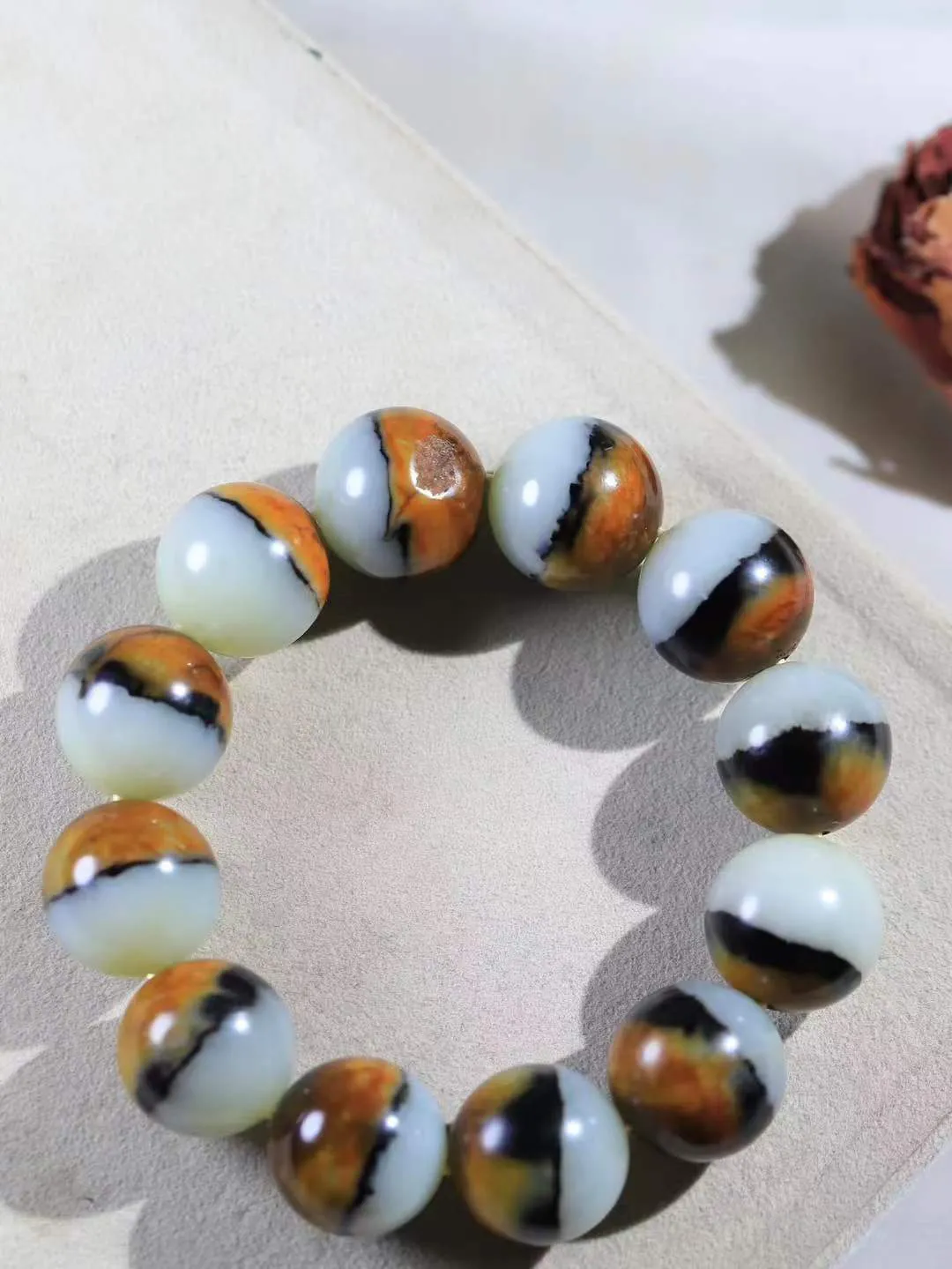 【珠圆玉润.手串】

精品️和田玉三色珠圆玉润手串 玉质温润细腻  整串打磨圆润，佩戴舒适。珠珠落玉盘，间关莺语花底滑，一生美好时光，无论身在何处，都有它相伴相守。事事顺遂，幸福美满，吉祥如意。重144克 尺寸取一20mm  FDA-22102737