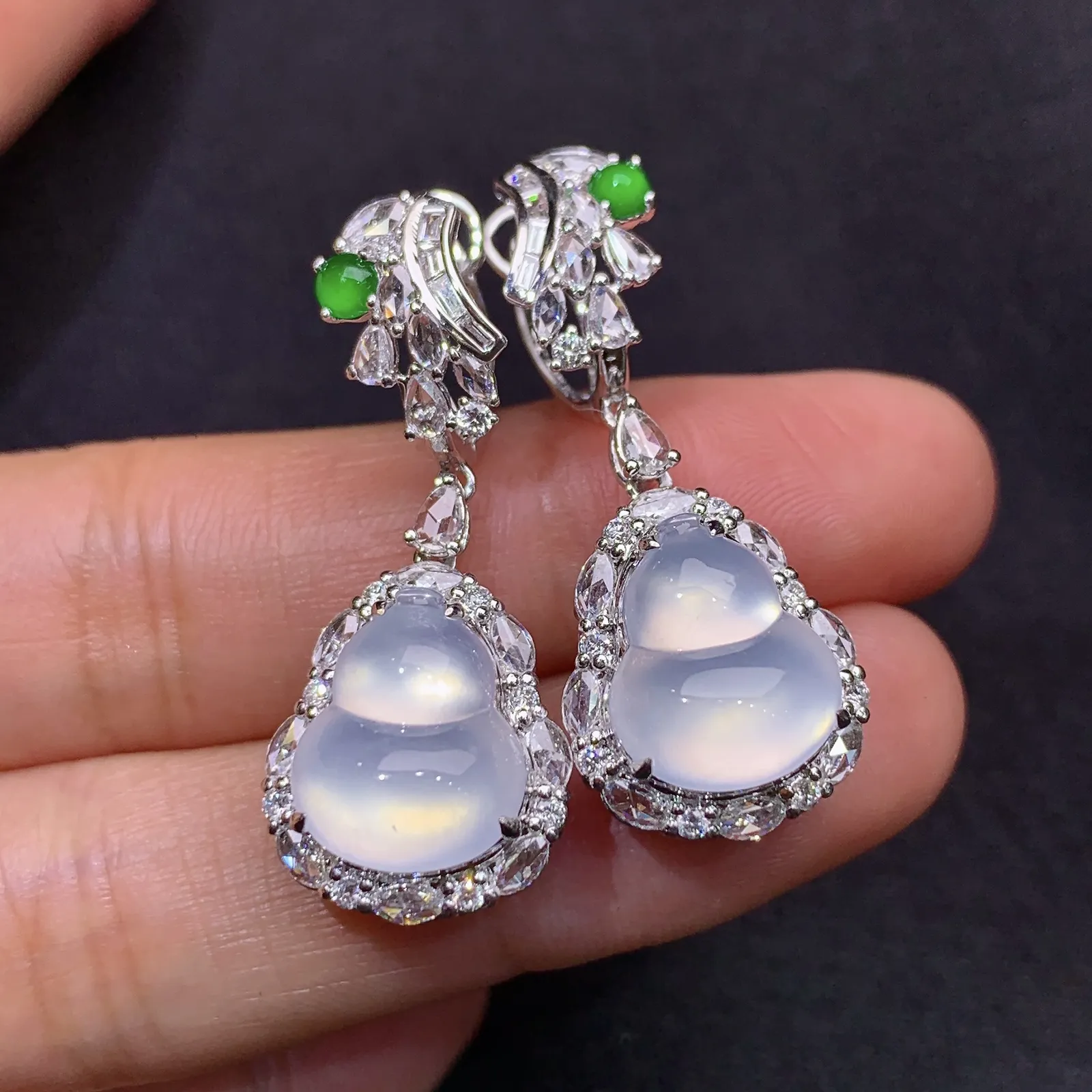 18k金钻镶嵌冰种葫芦耳坠 搭配小阳绿蛋面镶嵌 玉质水润细腻 清新透亮 整体尺寸35.5*13.6*