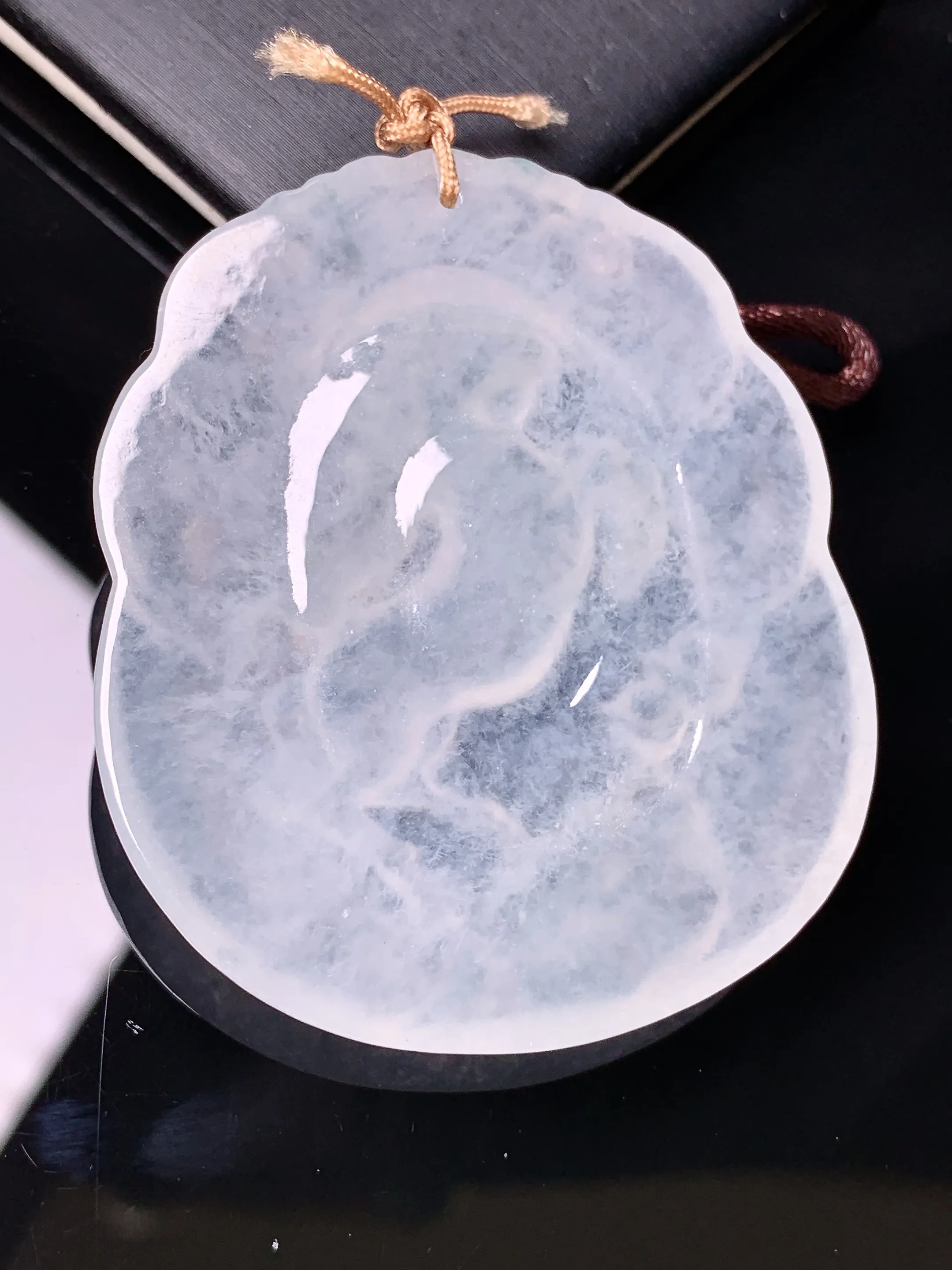 冰种生肖马吊坠 玉质细腻 色泽清新艳丽 整体尺寸50.5*42.8*4.8