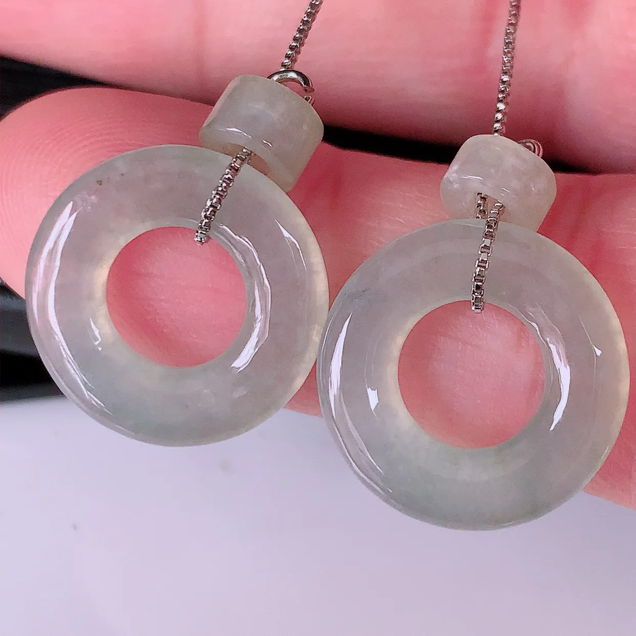 自然光实拍，冰种翡翠一对平安扣耳坠，翠色灵动，玉质细腻，颜色漂亮，品相佳，佩戴佳品！配银线 #130.4平安扣尺寸16-2.8mm