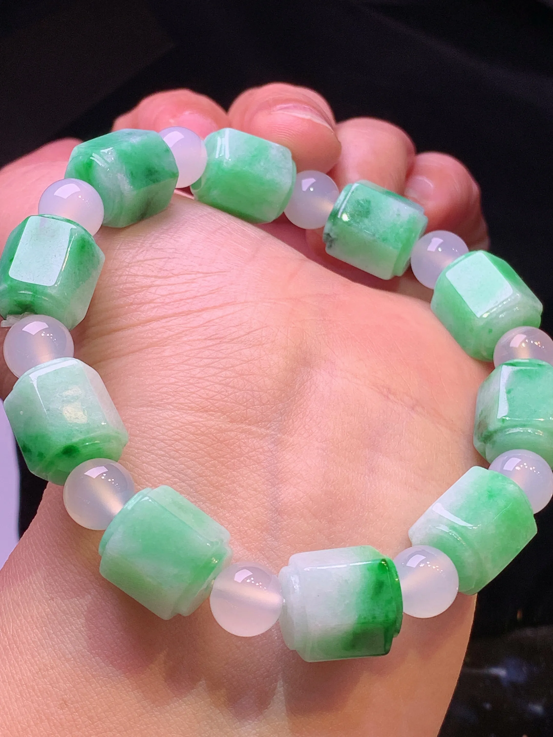 飘绿路路通手链 玉质细腻 色泽清新艳丽 整体尺寸10.2*11.5