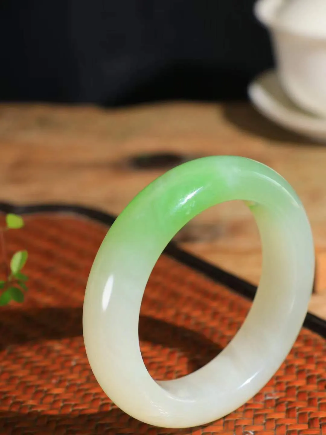 【翠色怡人.手镯】

让开让开[吃瓜]重器来了～️️
好久没见过这么白底色的翠青手镯[吃瓜]
同料所出，翠白分明，翠色青翠鲜艳，白肉干净纯正。收藏传家臻品。重101.7克  尺寸56-17.5-11mm  FDY-451152184