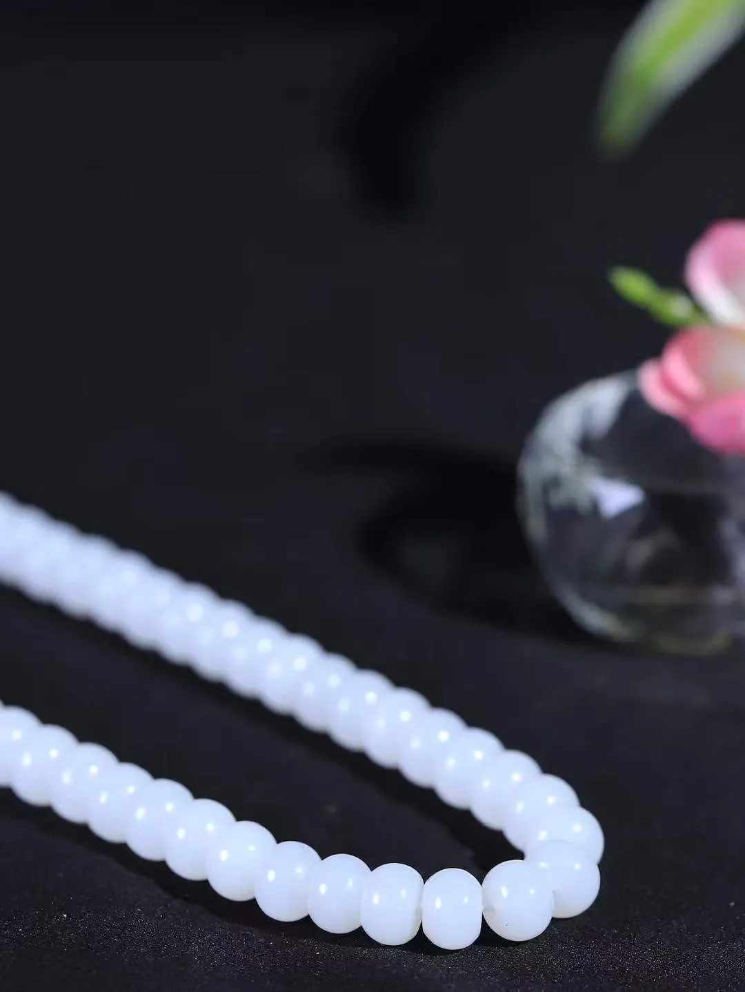 【算盘珠.挂链】

精品和田玉白玉算盘珠挂链 玉质温润 油性十足 形算盘珠，静于念间，佛韵在心，轻