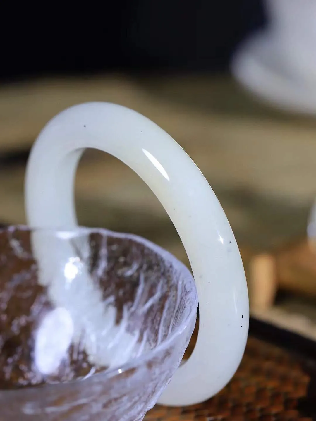 【一见钟情·手镯】

精品和田玉双色点墨手镯。镯型饱满，温润细腻，脂润沁香。️执一卷书，沏一盏茶，着一袭裙，戴一只镯。淡淡浅笺，素心若兰，静赏玉中诗画。悠悠岁月，芊手轻摘，盛满诗样芳华。重55克   内径圈口55mm 尺寸11-9.8mm  FDA-55102504