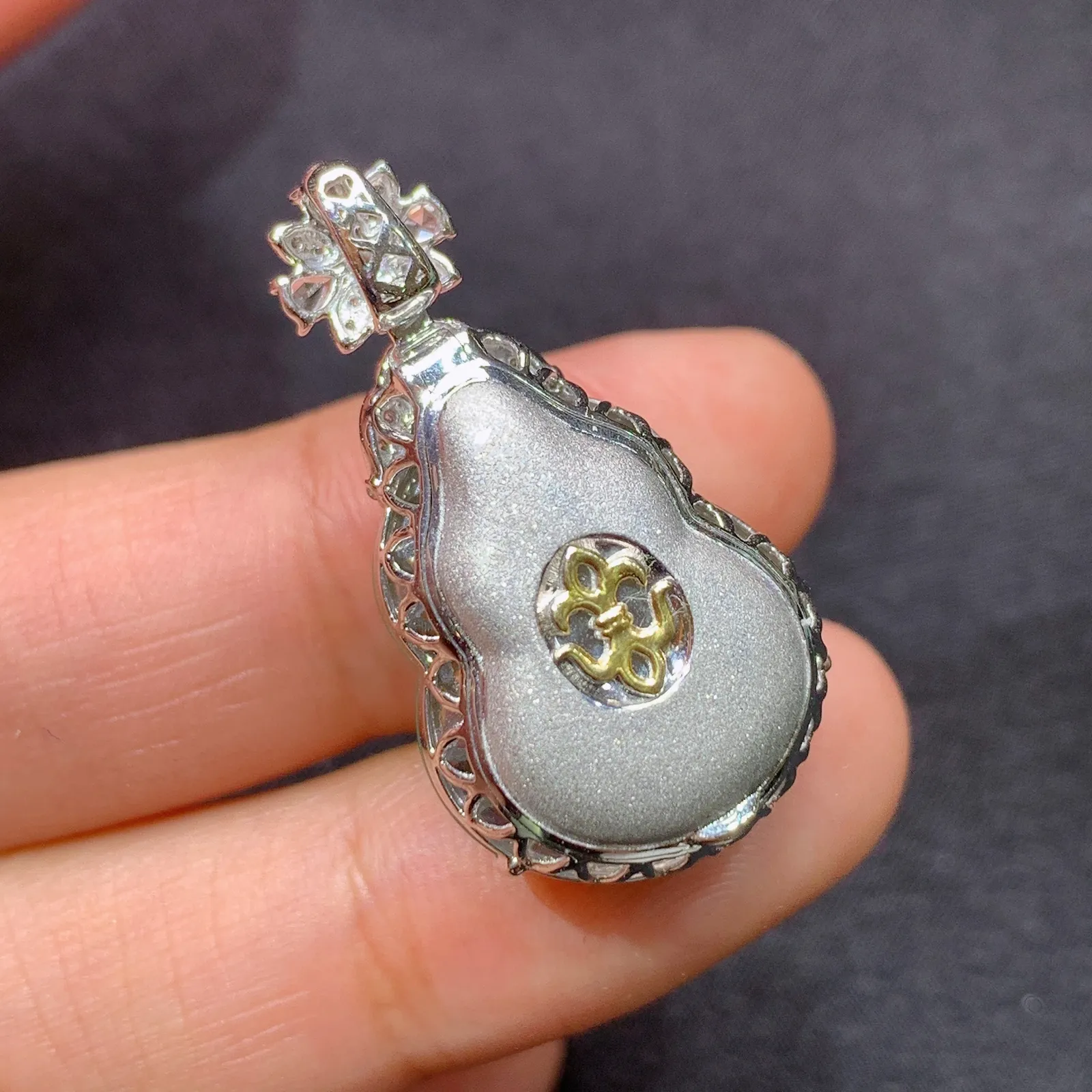 果绿葫芦吊坠，18k金镶嵌，冰润色阳，玉质细腻，种水足，Ysj 尺寸30.3*16.1*12.9