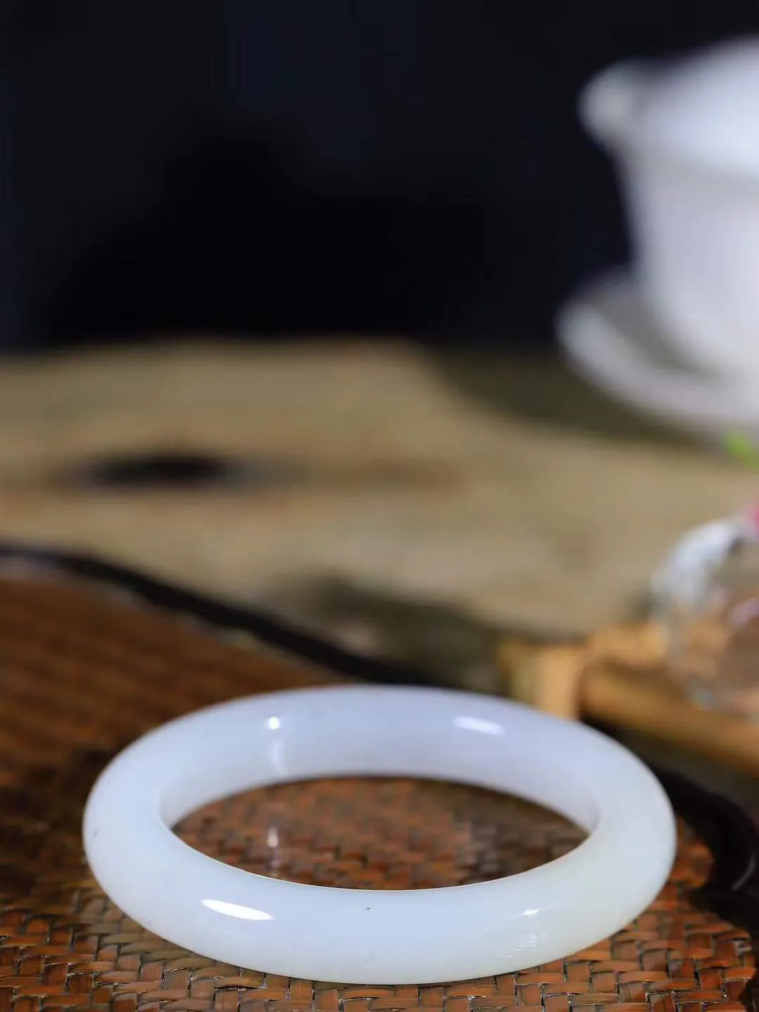 【一见钟情·手镯】

精品和田玉双色点墨手镯。镯型饱满，温润细腻，脂润沁香。️执一卷书，沏一