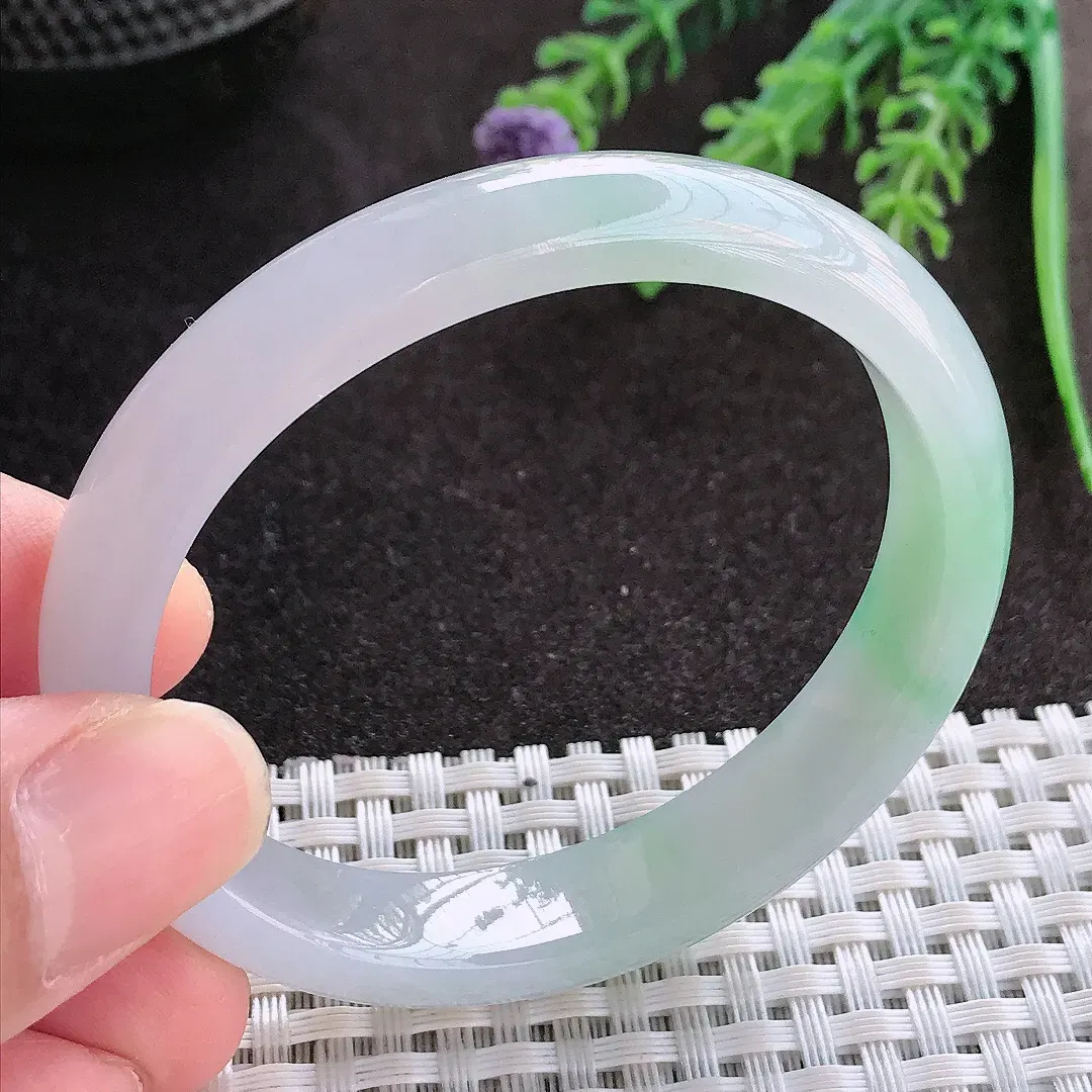 实拍A货翡翠52/45.8/10.8/6.8小圈口老坑冰胶果冻飘绿贵妃手镯翡翠玉镯子平安镯