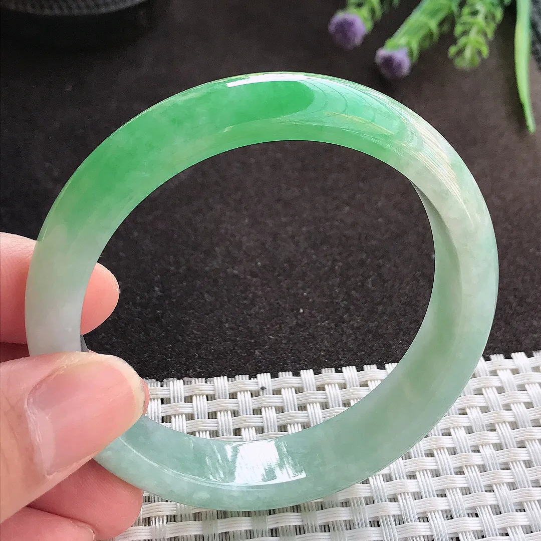 实拍A货翡翠57/13.1/7.8老坑冰润飘绿手镯翡翠玉镯子平安镯